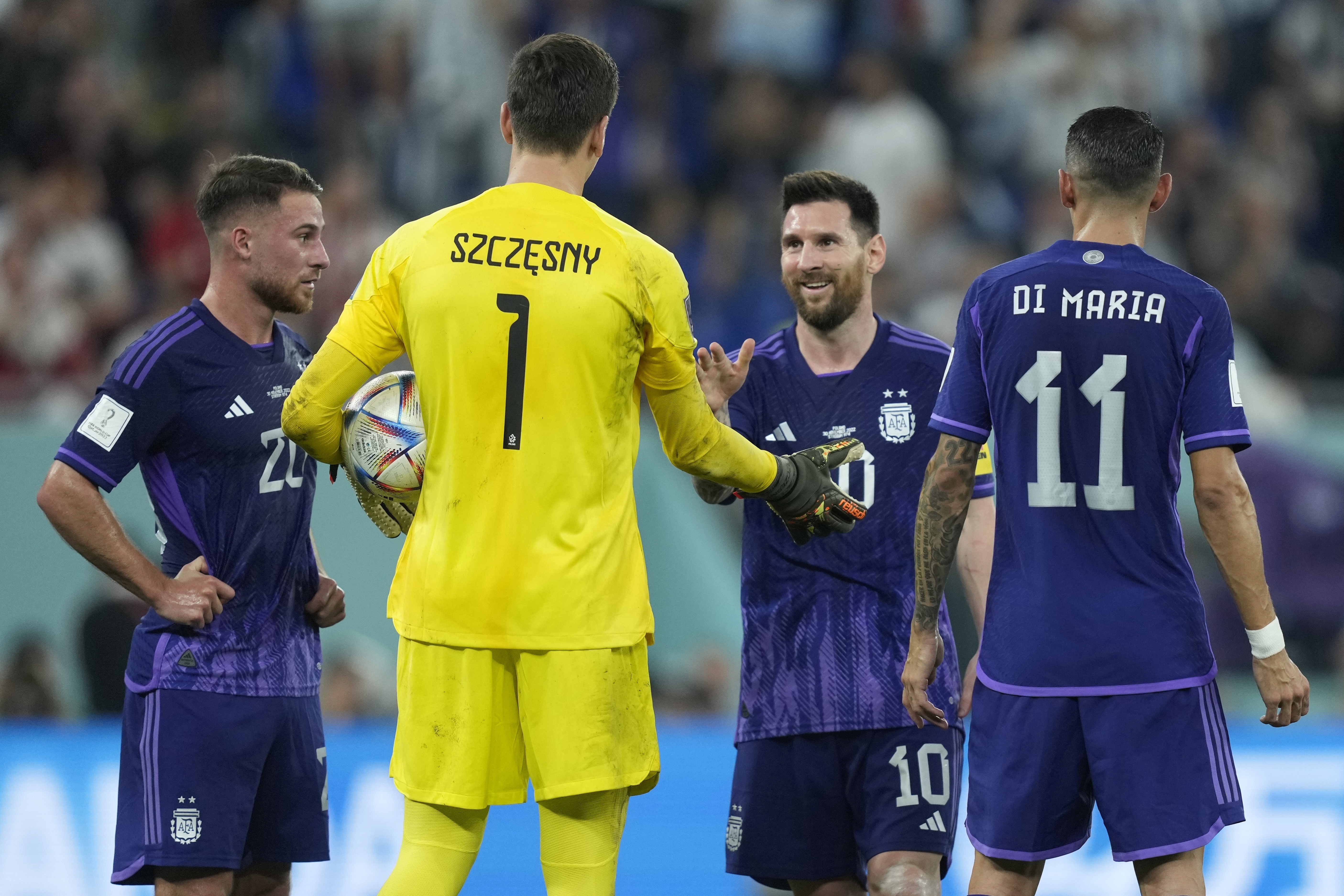 Wojciech Szczesny y Lionel Messi se saludan tras el duelo entre Polonia y Argentina, en el Mundial de Qatar.