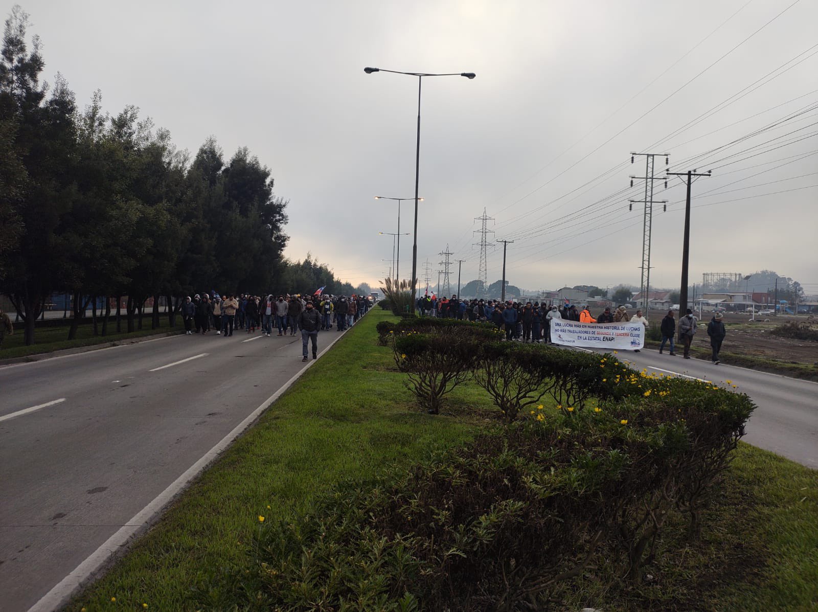 Trabajadores subcontratados de Enap Biobío marcharon este lunes en Hualpén