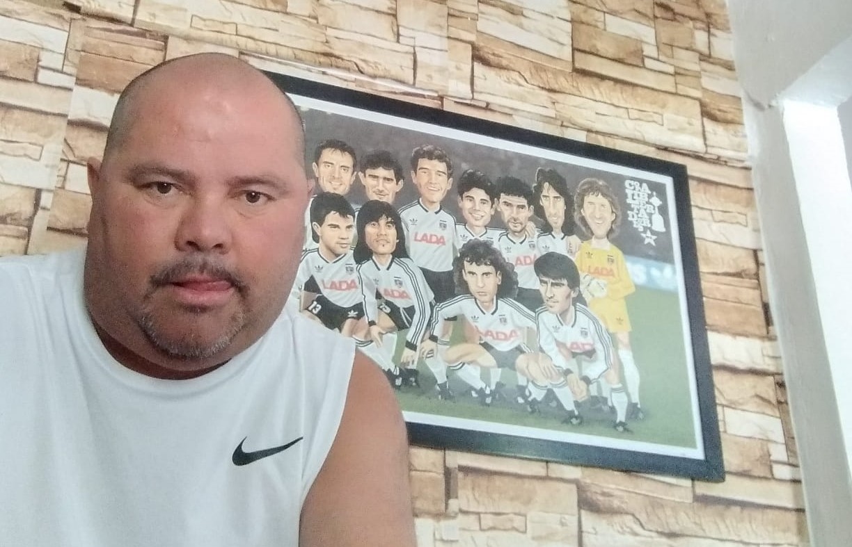 Juan Carlos Peralta posa con un cuadro que recuerda a Colo Colo 1991