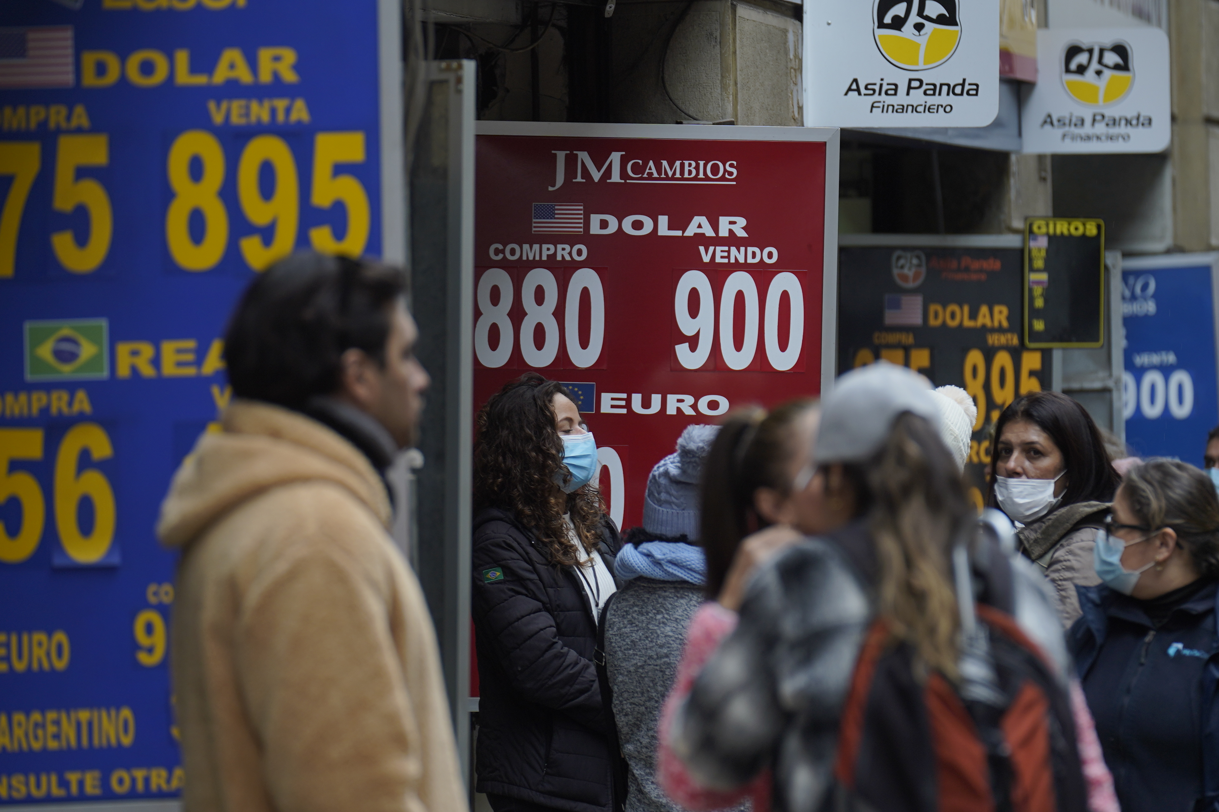 Dólar retoma las alzas con los mercados atentos a encuentro de líderes de bancos centrales