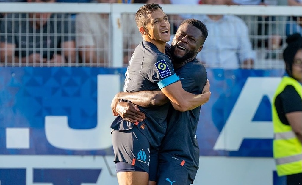 Alexis Sánchez festeja su gol junto a Chancel Mbemba.