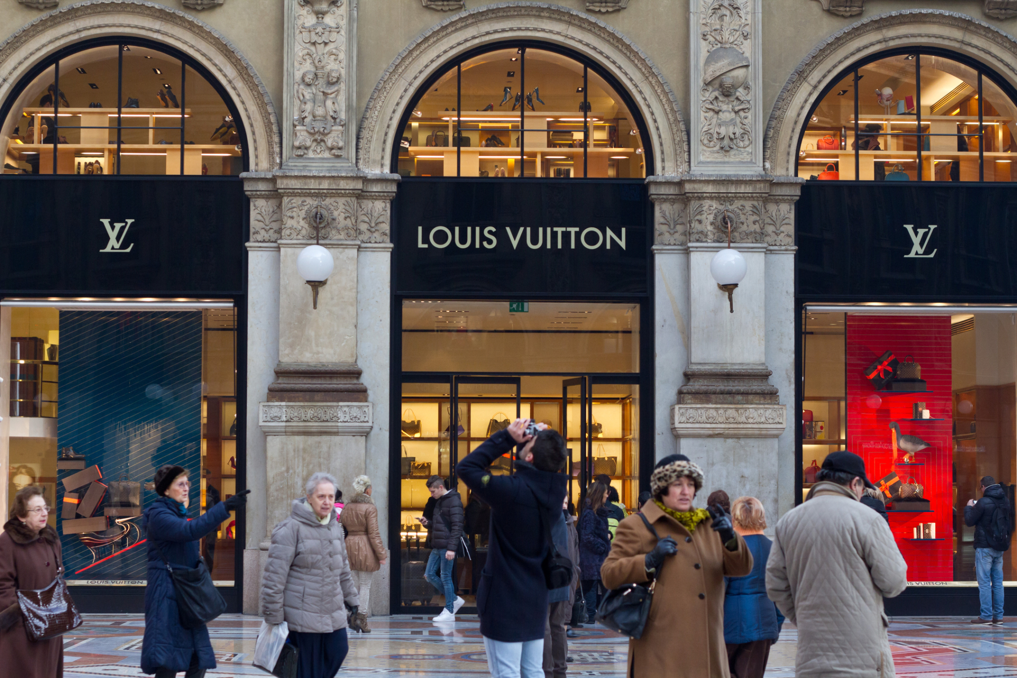 Milán, Italia - 19 de septiembre de 2019: Mujer con Louis Vuitton