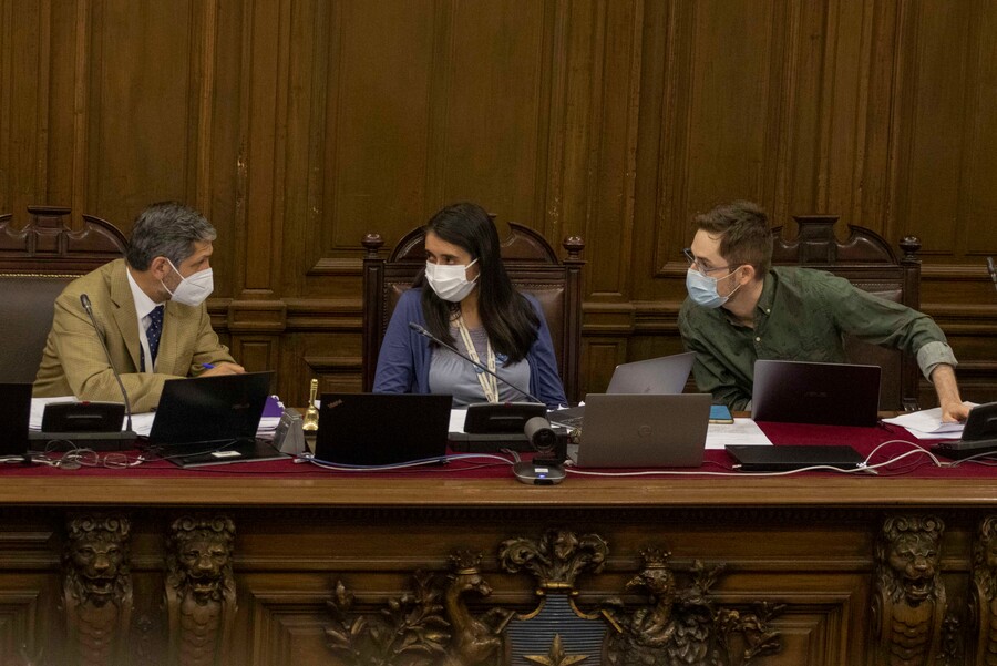 El secretario de la Convención, John Smok junto a la mesa directiva de la instancia.