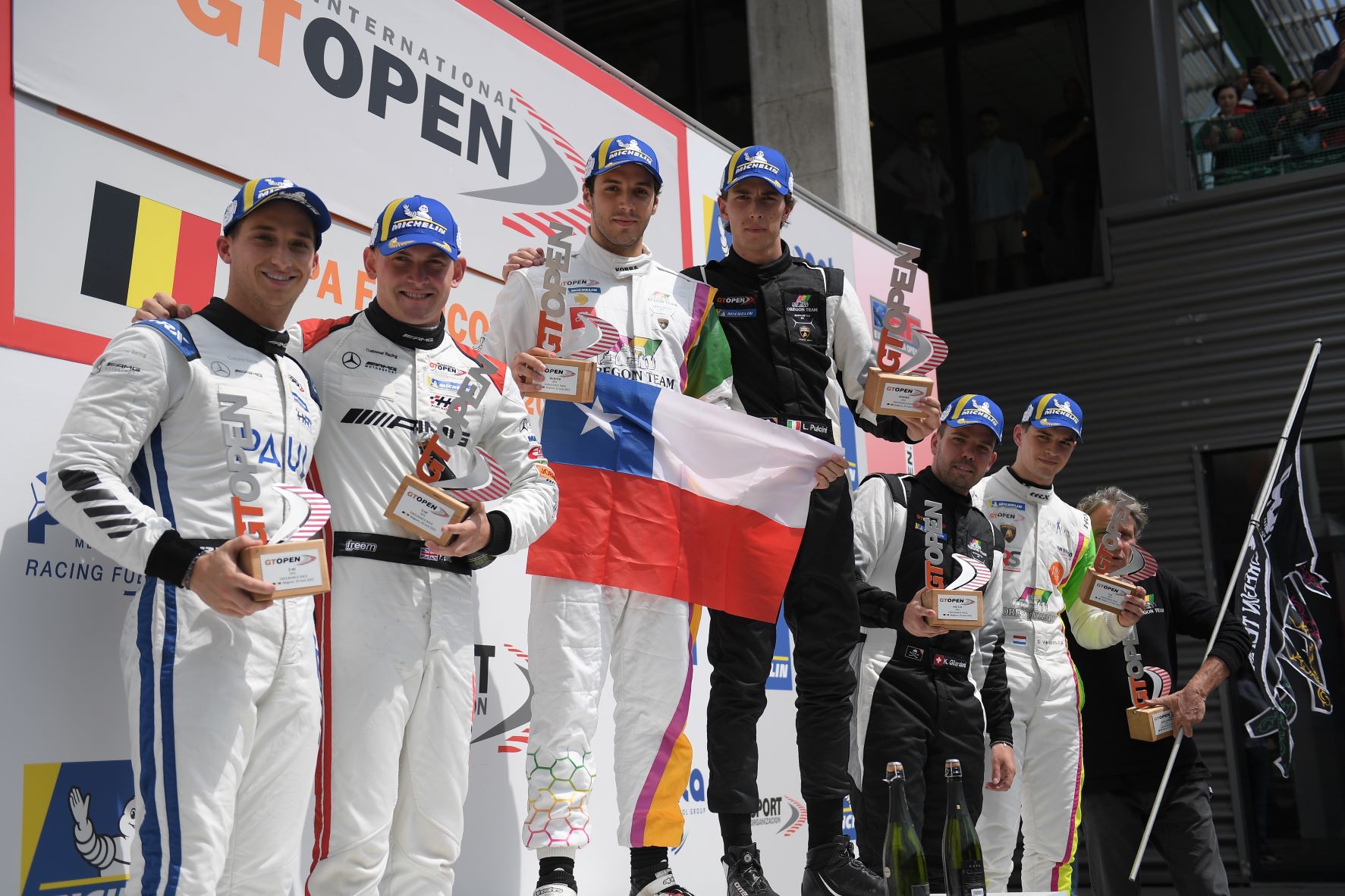 Benjamín Hites y Leo Pulcini posan con la bandera de Chile.