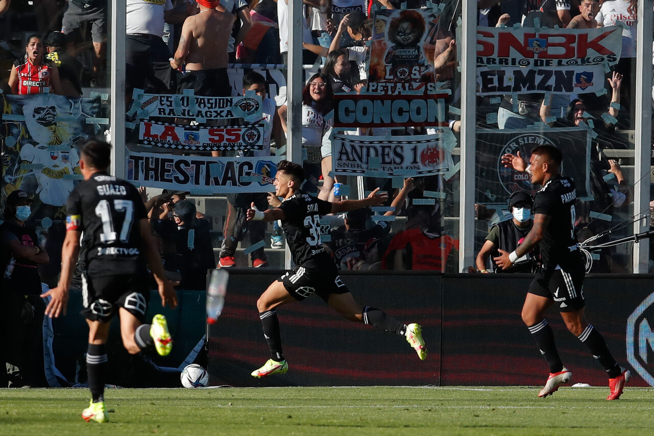 Pablo Solari festeja el 1-1 parcial de Colo Colo. Sobre el final, Javier Parraguez marcó el 2-1 ante la UC.