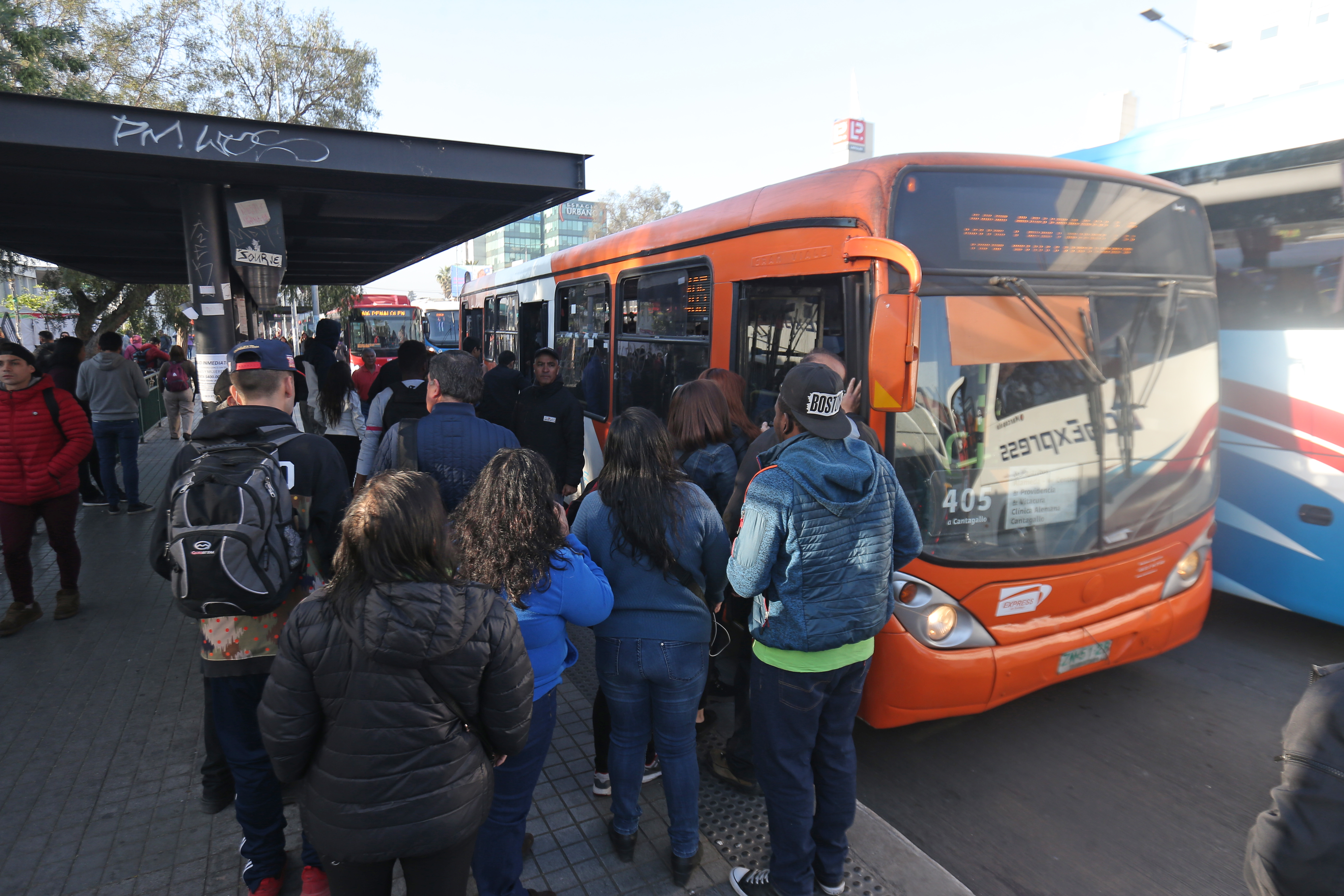 TRABAJADORES DE MAIPU SE TRASLADAN A SUS TRABAJOS