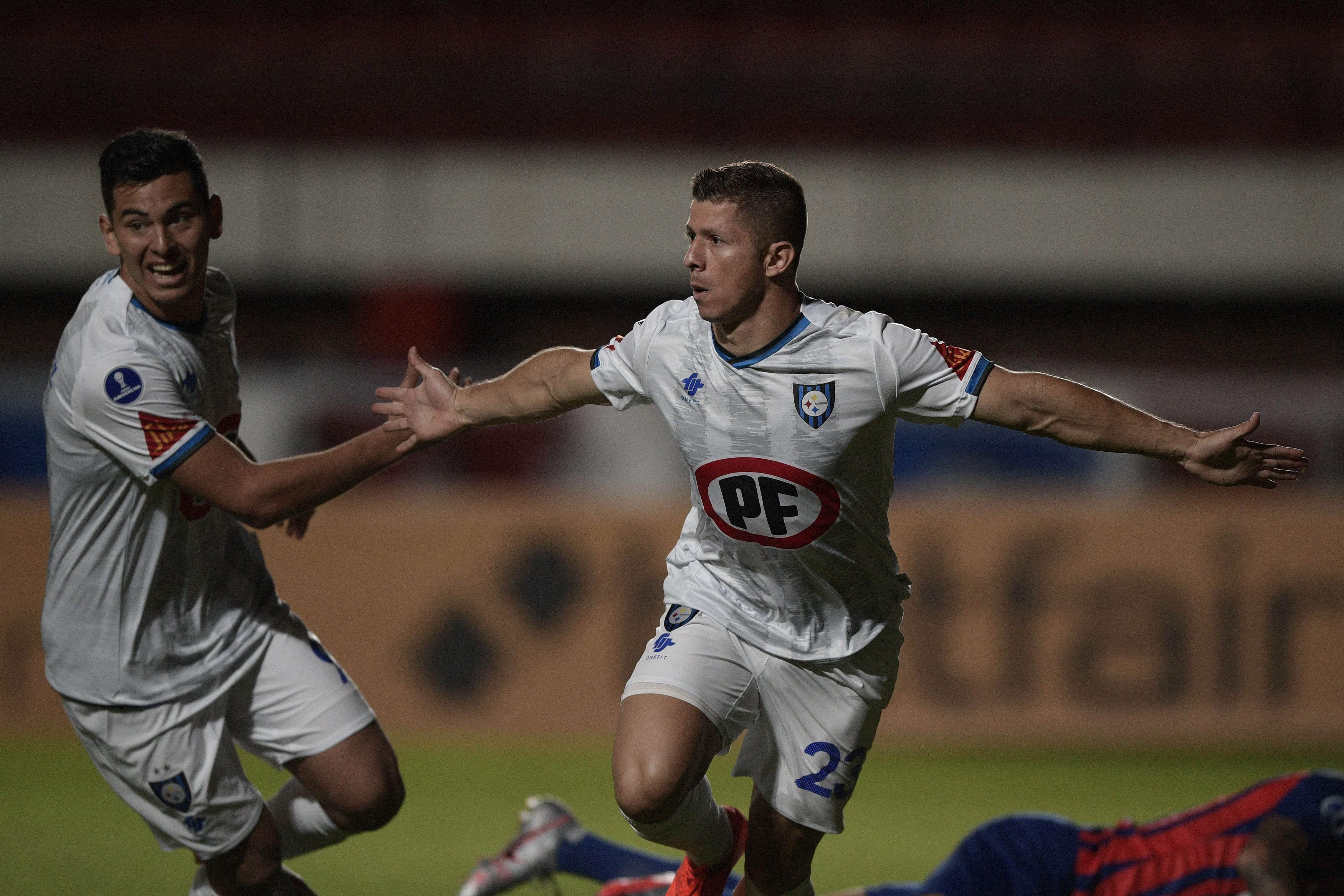 Cris Martínez abrió la cuenta para Huachipato ante San Lorenzo, en Buenos Aires, en la primera fecha de la fase de grupos de la Copa Sudamericana.