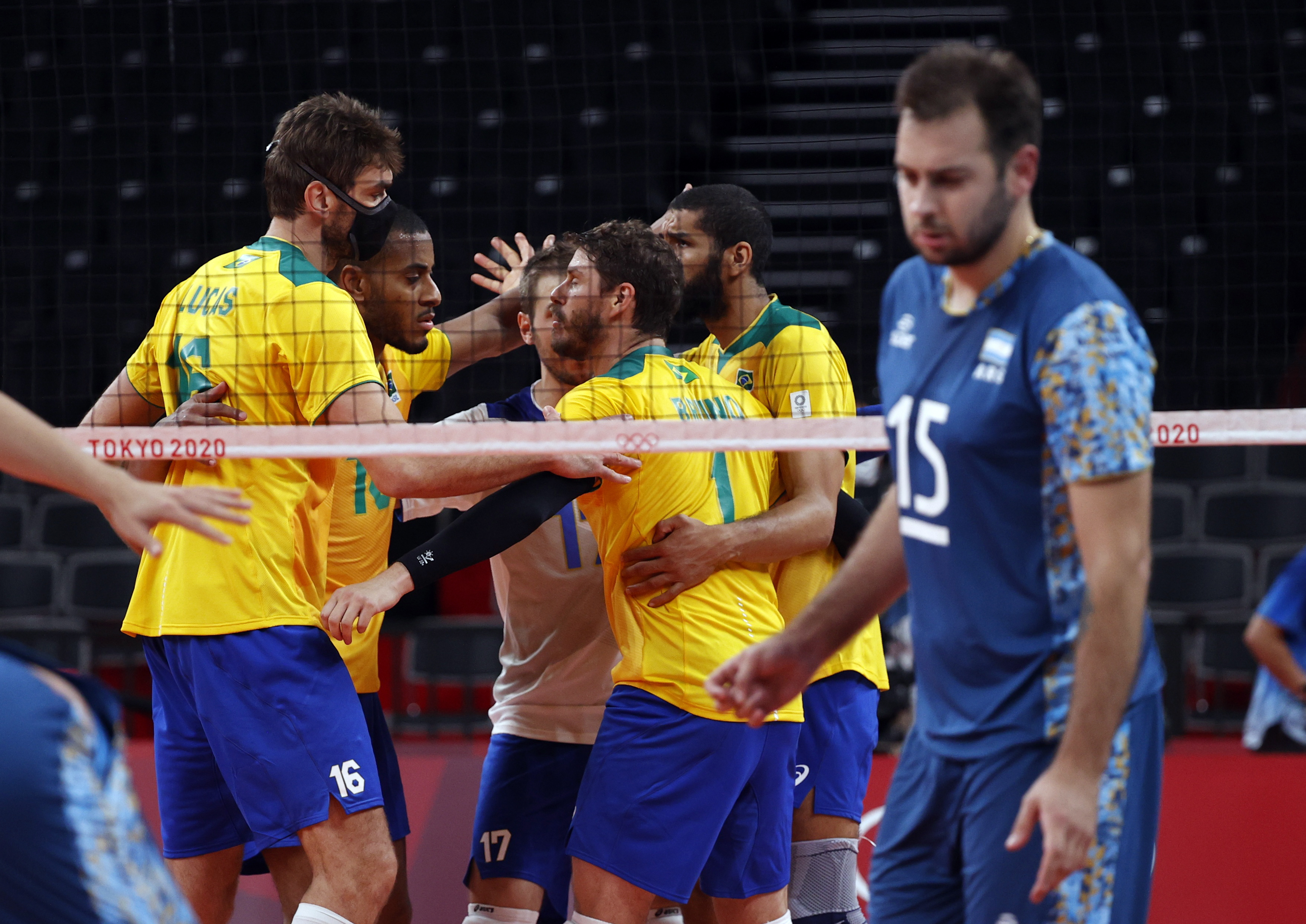 Brasil celebra ante Argentina en el vóleibol masculino de los Juegos Olímpicos de Tokio 2020. Una rivalidad que perdura.