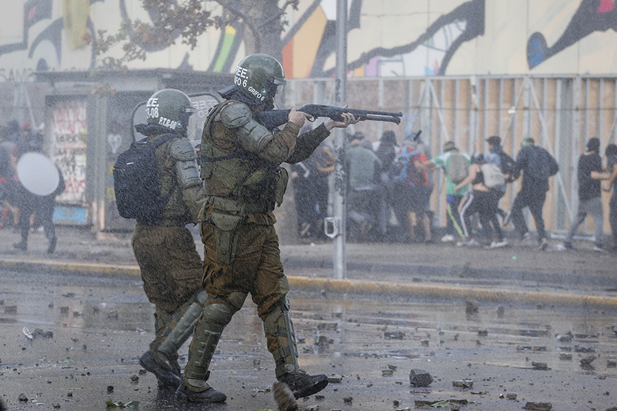 ARCHIVO: Carabineros utilizando armamento antidisturbios