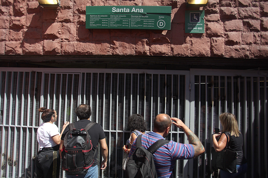 Estaciones de metro cerraron sus puertas por manifestaciones en su interior.