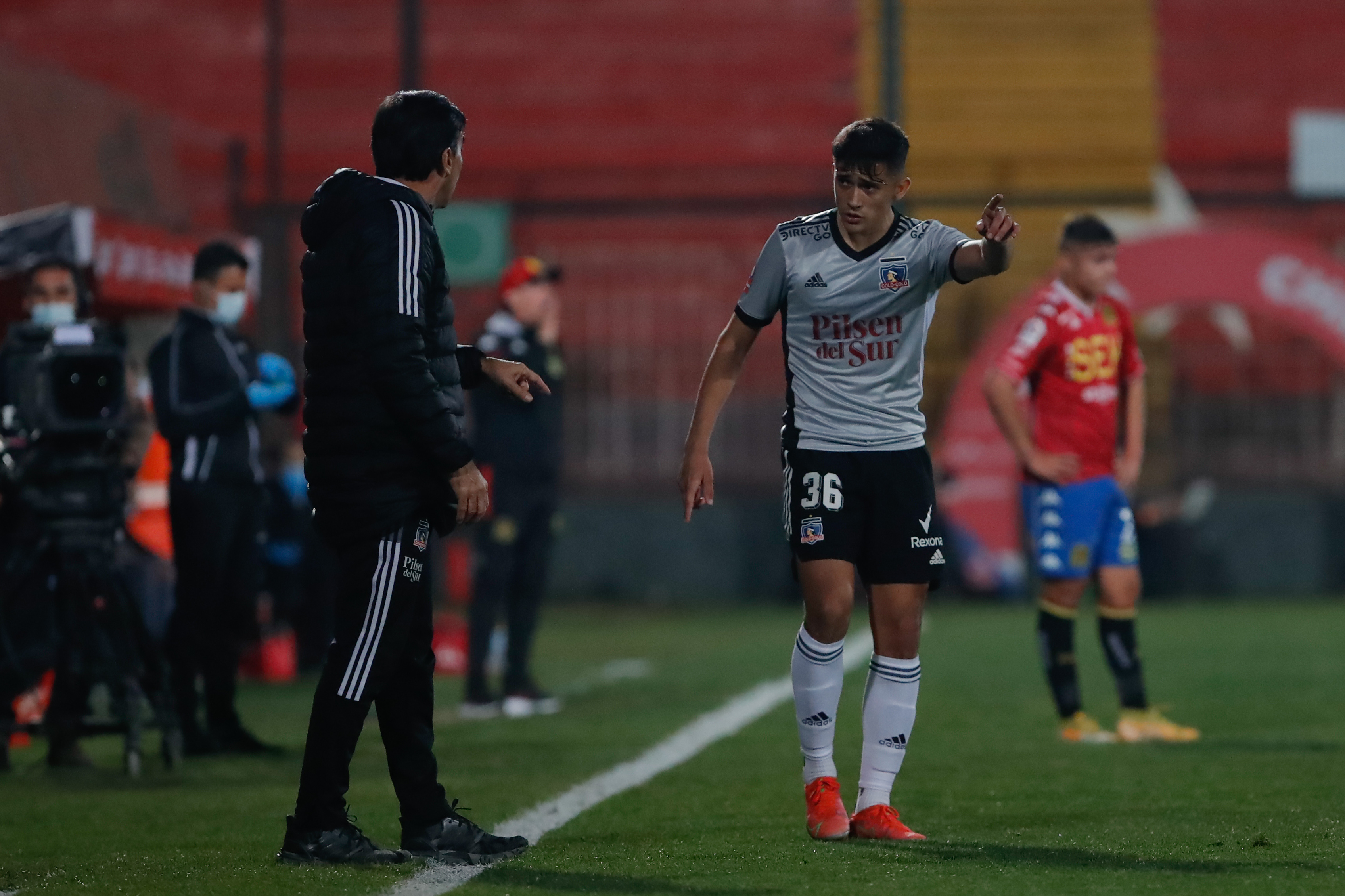 El técnico Gustavo Quinteros justificó el mal momento de Colo Colo en el bajo nivel de tres jugadores. Pablo Solari es uno de ellos.