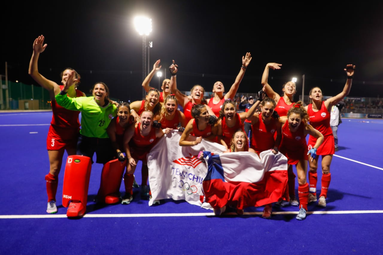 Las Diablas celebran el oro.