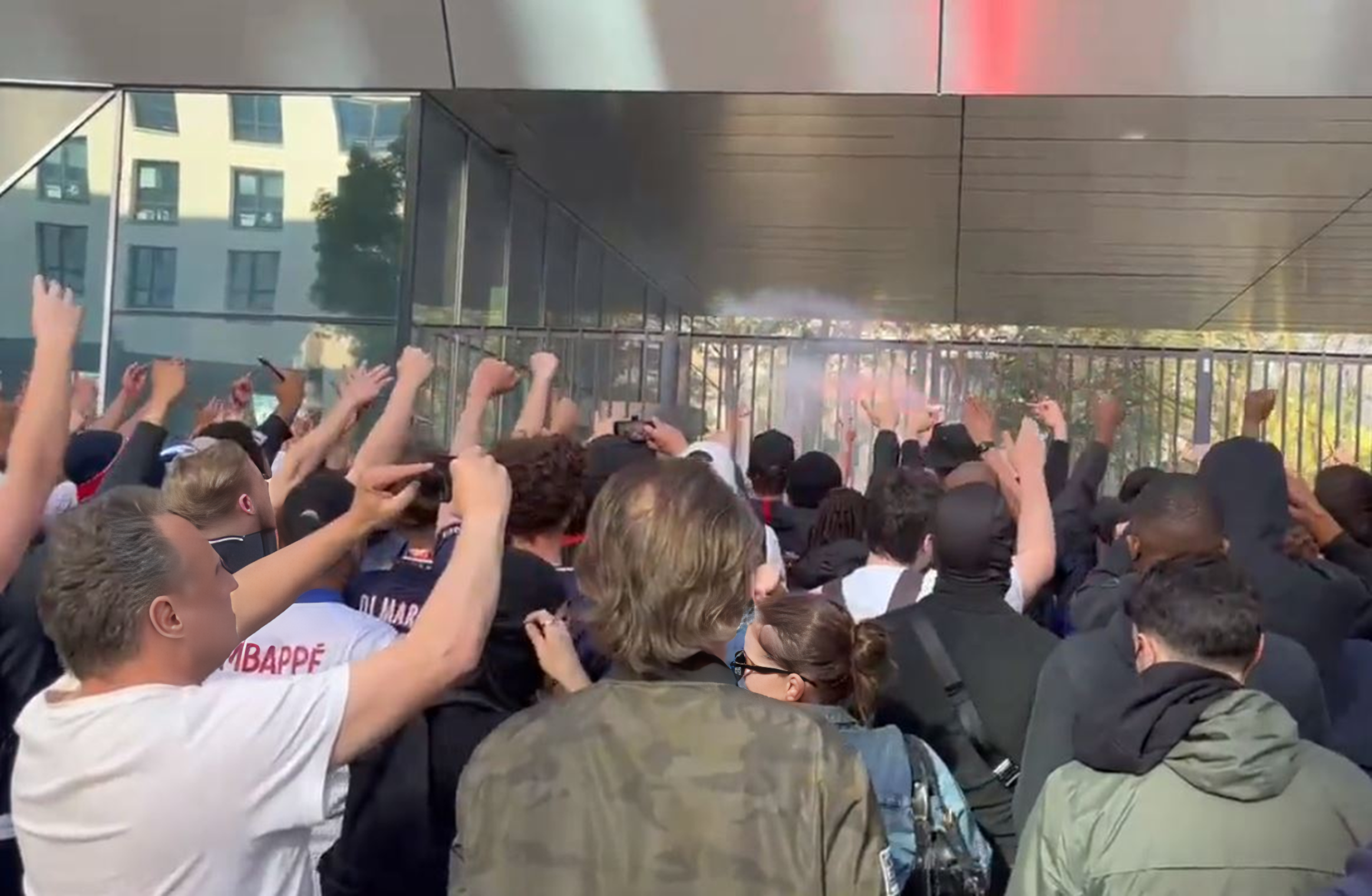 Hinchas del PSG llegaron hasta las puertas del club para manifestar su descontento con Messi y la dirigencia.