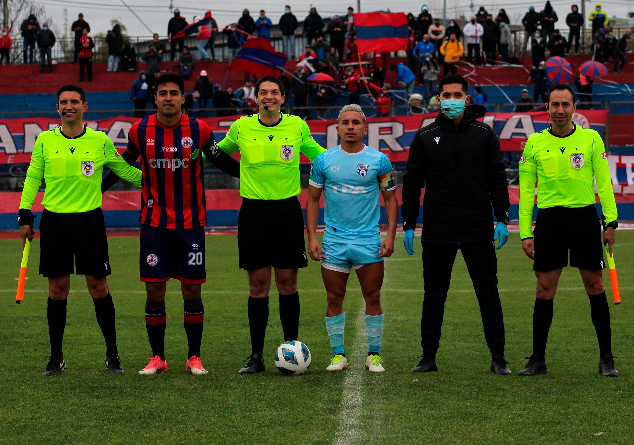 Los capitanes de ambos clubes junto a los jueces a instantes del duelo.