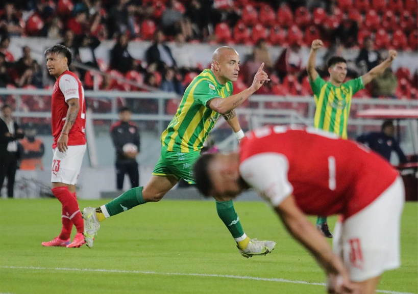 Santiago Silva (Aldosivi) festeja su gol a Independiente, por la Copa de la Liga Profesional.