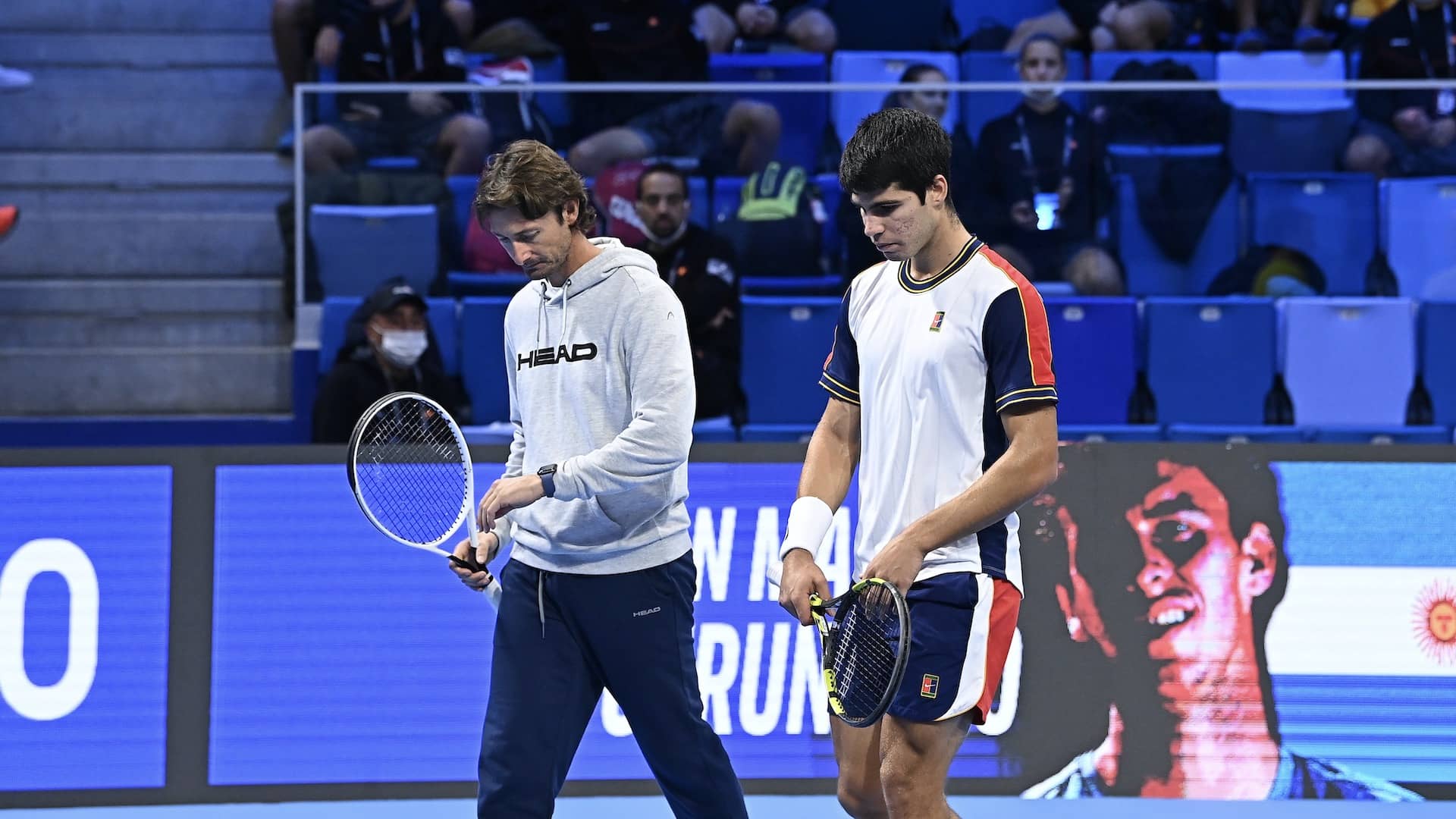 Carlos Alcaraz y su técnico, Carlos Ferrero, practicando en 2021 en Milan, Italia. Foto: Peter Staples/ATP Tour.