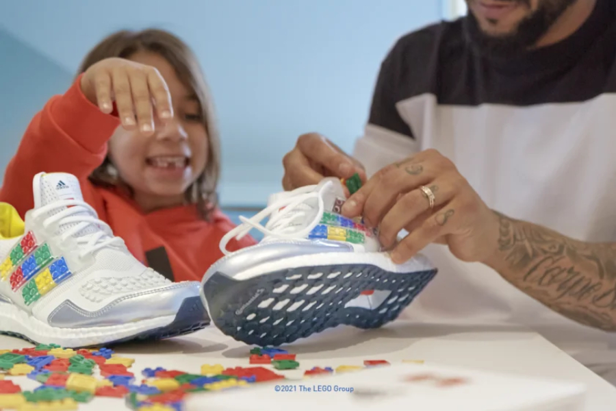 Mamá Culpa Personalmente Las nuevas zapatillas de Adidas te permitirán personalizar su diseño con  bloques de Lego - La Tercera