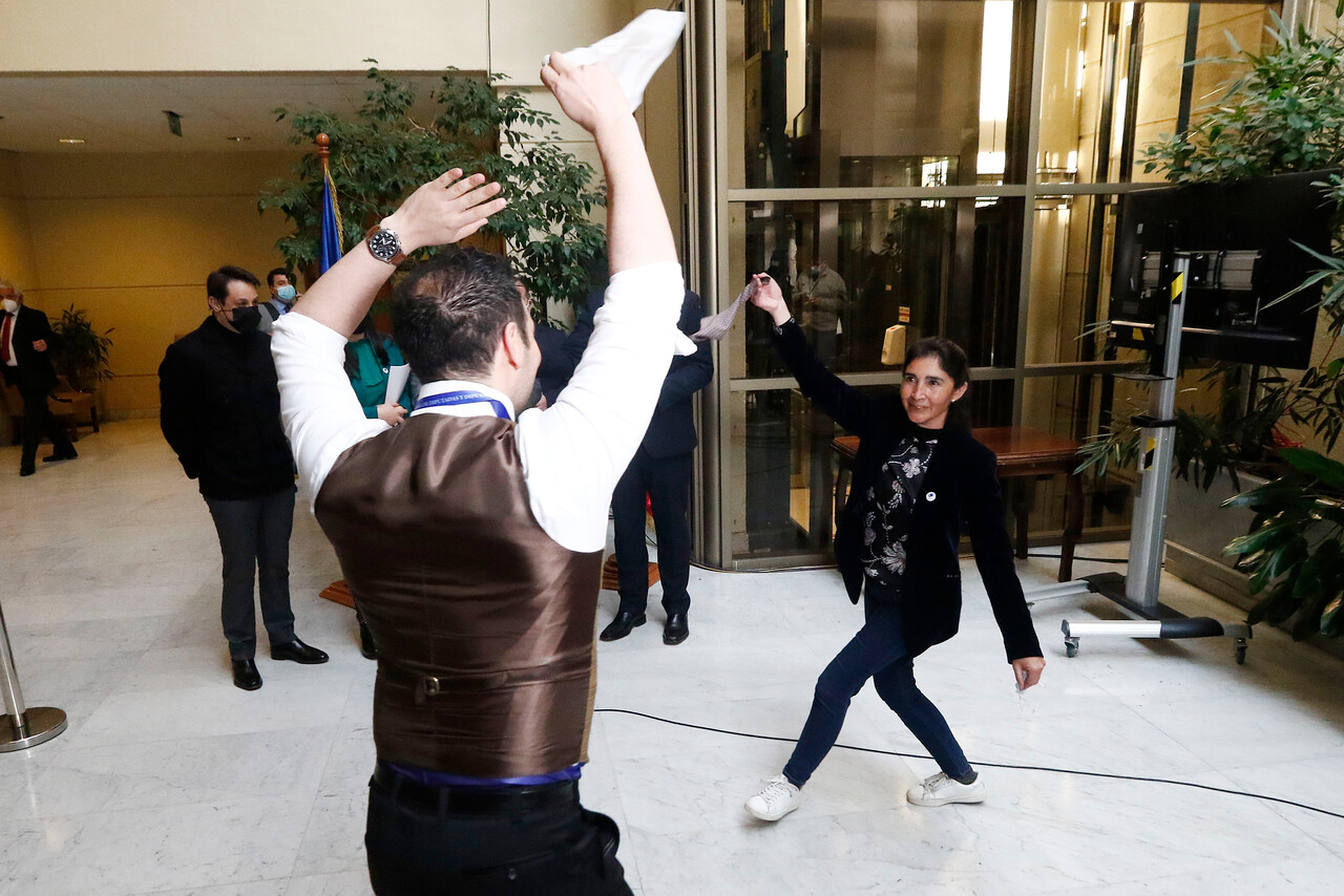 La diputada Yovana Ahumada (d) baila un pie de cueca en la Cámara de Diputados, tras la aprobación de un proyecto de resolución que solicita declarar feriado el 16 de septiembre para Fiestas Patrias.
FOTO: LEONARDO RUBILAR CHANDIA/AGENCIAUNO