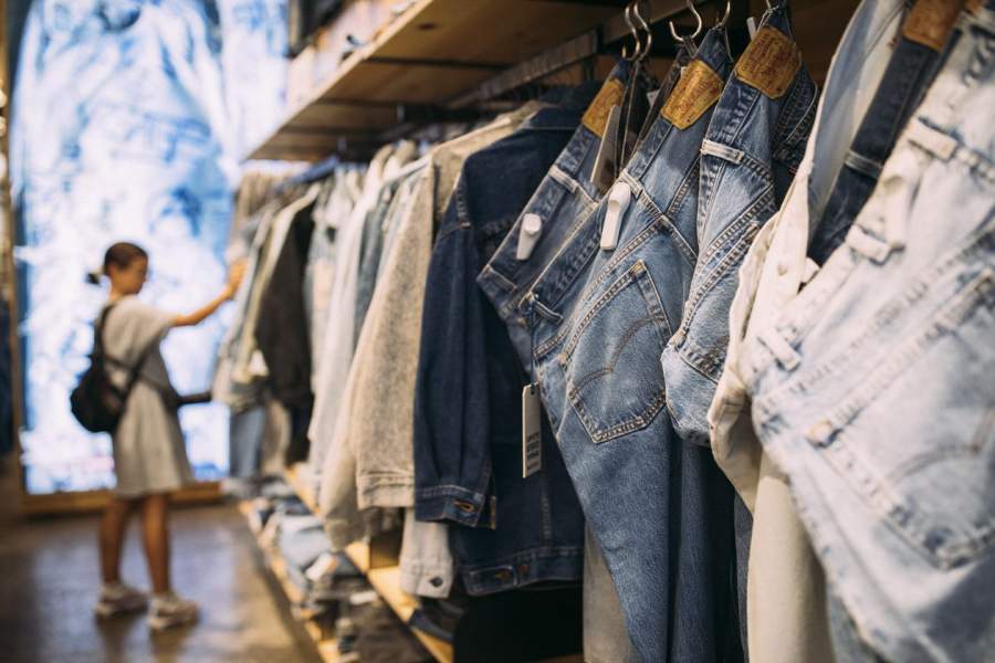 Sabes cuántos miles de litros se usan para fabricar un jeans o una polera?  Moda de “ropa rápida” es una de las industrias más perjudiciales para el  planeta - La Tercera