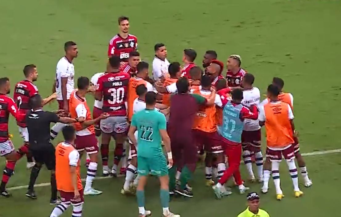 Arturo Vidal y Felipe Melo tuvieron una discusión durante el clásico entre Flamengo y Fluminense.