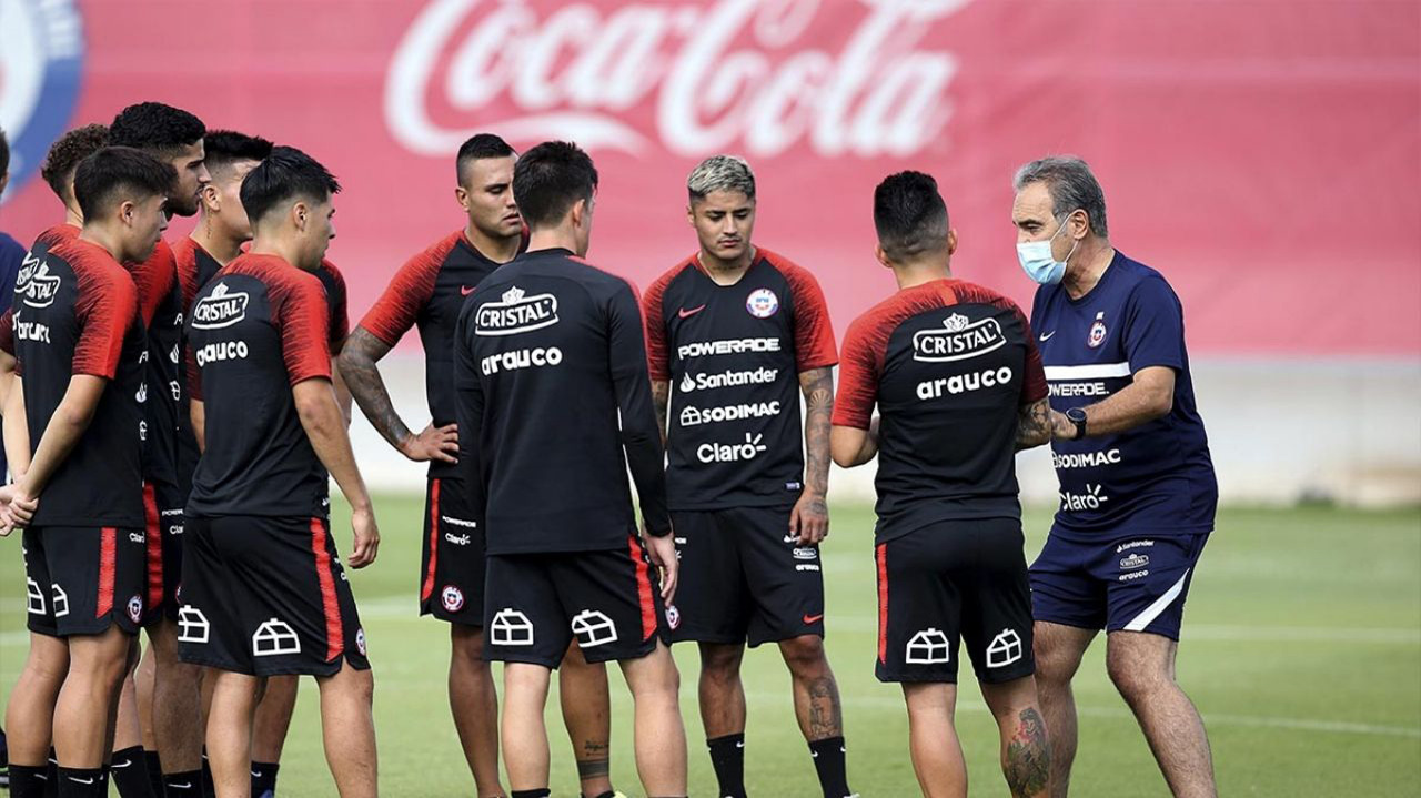 Martín Lasarte, con jugadores del medio local, en un microciclo de la Roja