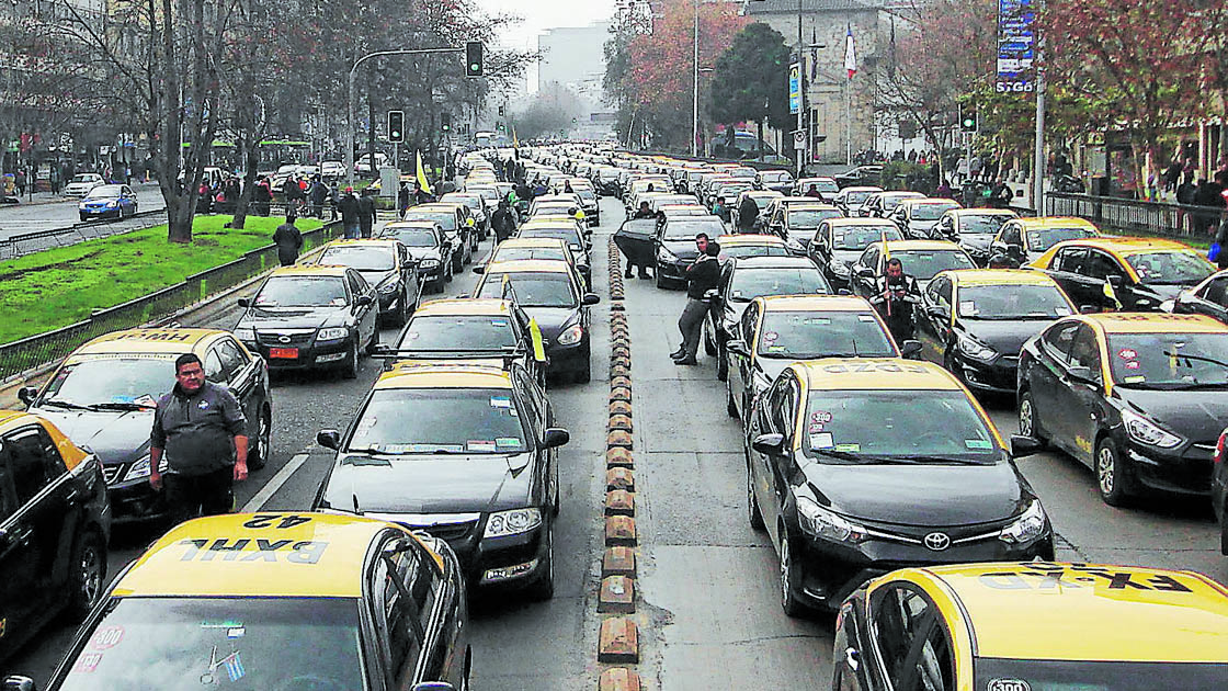 Taxis se manifiestan contra el servicio Uber.