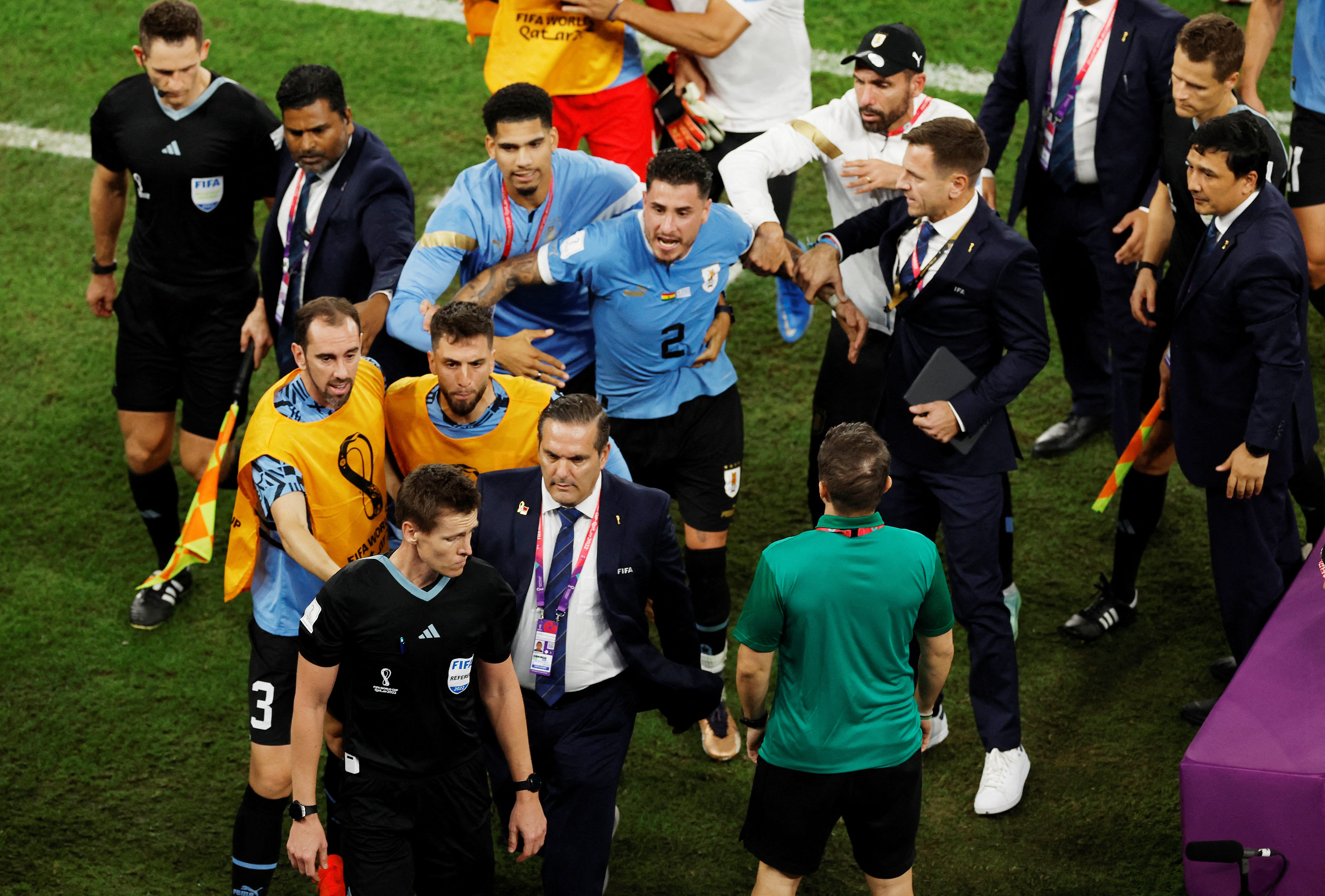 FIFA abre procedimiento contra cuatro jugadores de Uruguay por episodios  tras eliminación