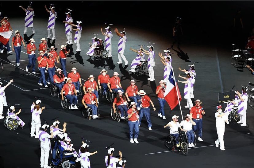 La delegación chilena durante el desfile de los países en la ceremonia de apertura de los Juegos Paralímpicos de Tokio 2020.