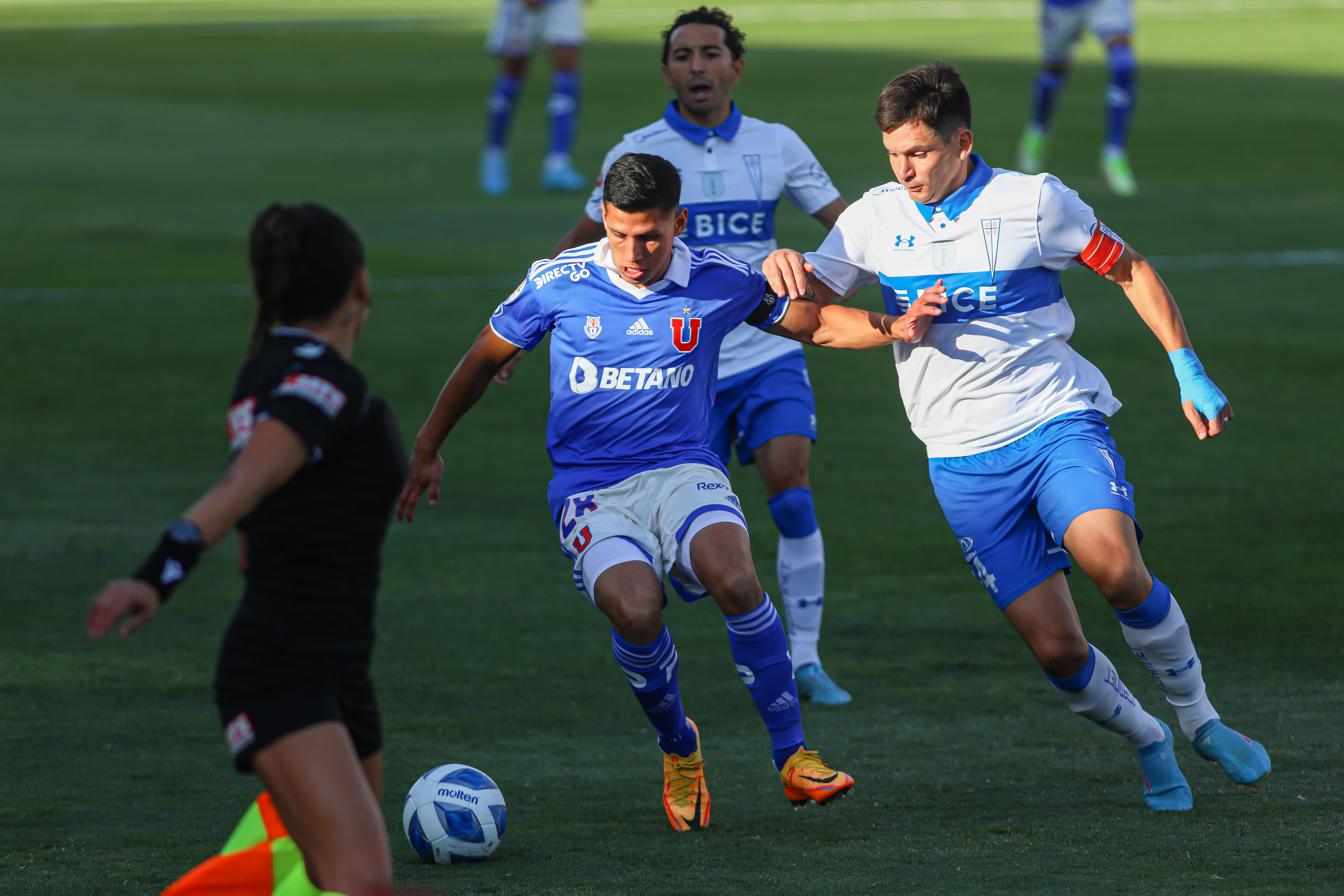 Universidad Católica vs. Universidad de Chile EN VIVO Clásico Universitario La UC la U cuándo juega la UC cuándo juega la U hora del superclásico Universidad Católica y Universidad de Chile se enfrentan este sábado en el Clásico Universitario. Sigue los detalles de este partido en El Deportivo.