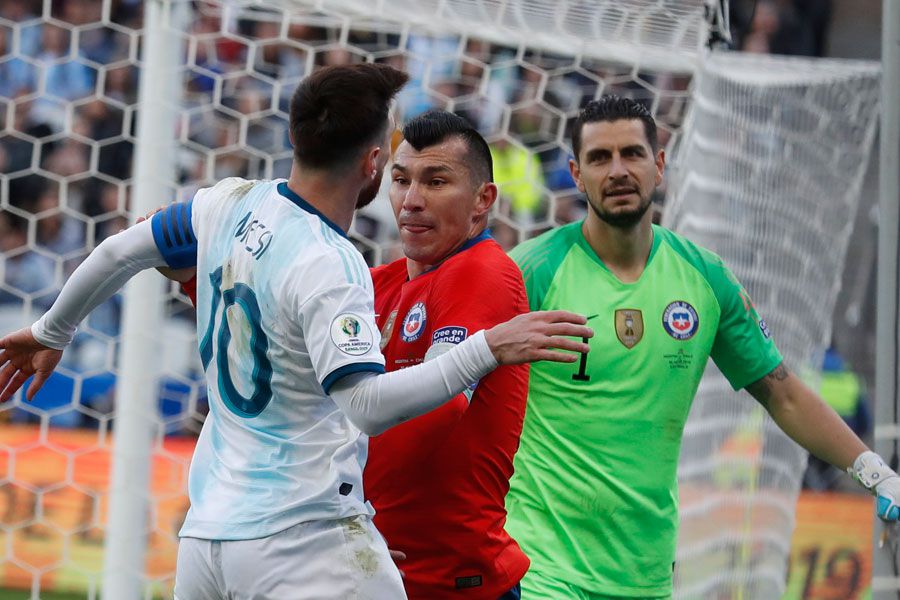 Gary Medel y Lionel Messi durante una pelea en la Copa América 2019.