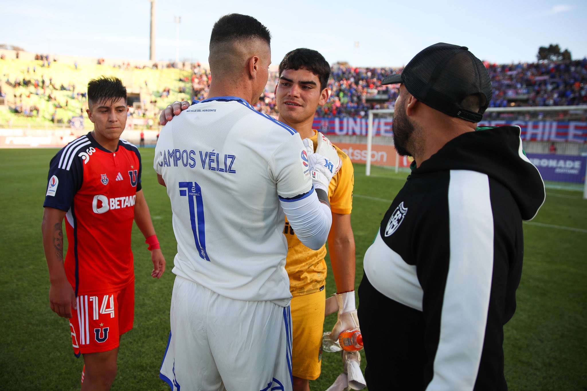 El Arquero de Chimbarongo, Tomás López, recibió el reconocimiento de los jugadores de Universidad de Chile.