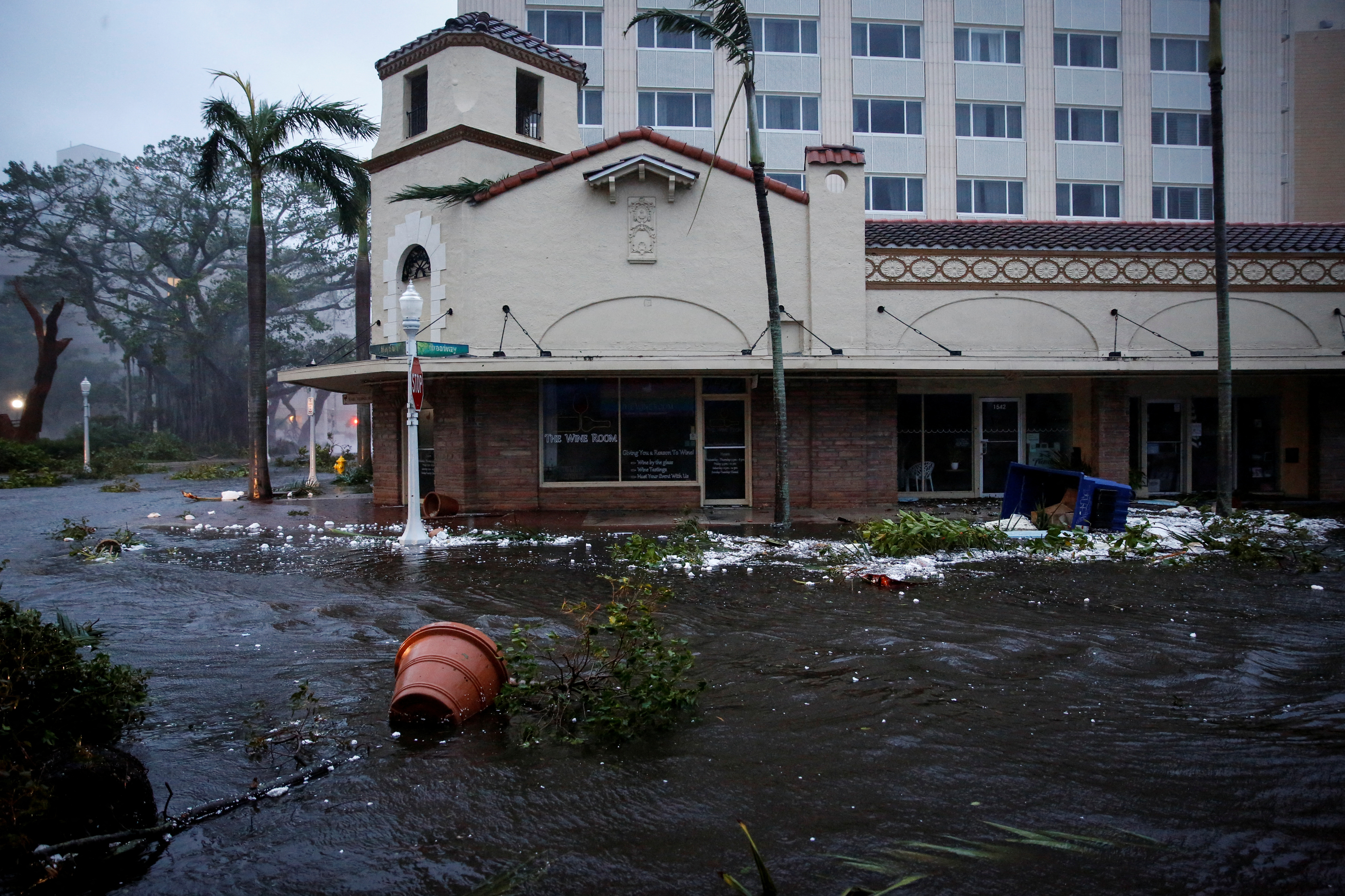 Huracán Ian deja inundaciones, personas atrapadas y apagones en su paso por  el suroeste de Florida - La Tercera