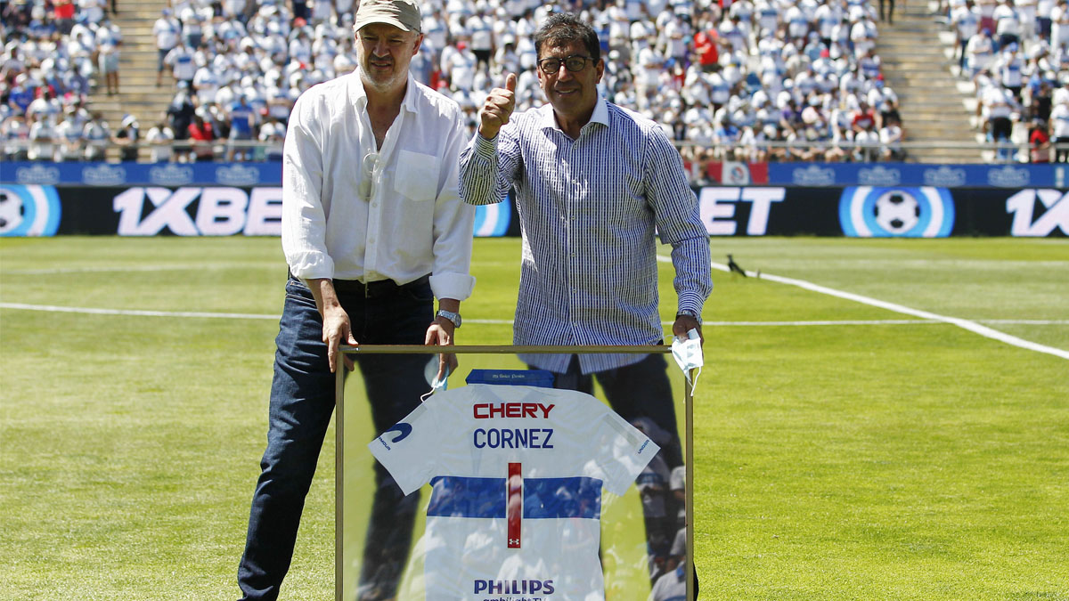 Universidad Católica homenajeó a Marco Cornez, en noviembre de 2021, durante un Clásico Universitario, en San Carlos de Apoquindo.