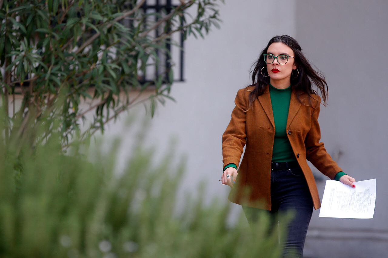 La Vocera de Gobierno Camila Vallejo, emite unas palabras sobre la contingencia nacional, en el Palacio de la Moneda.
FOTO: CRISTOBAL ESCOBAR/AGENCIAUNO