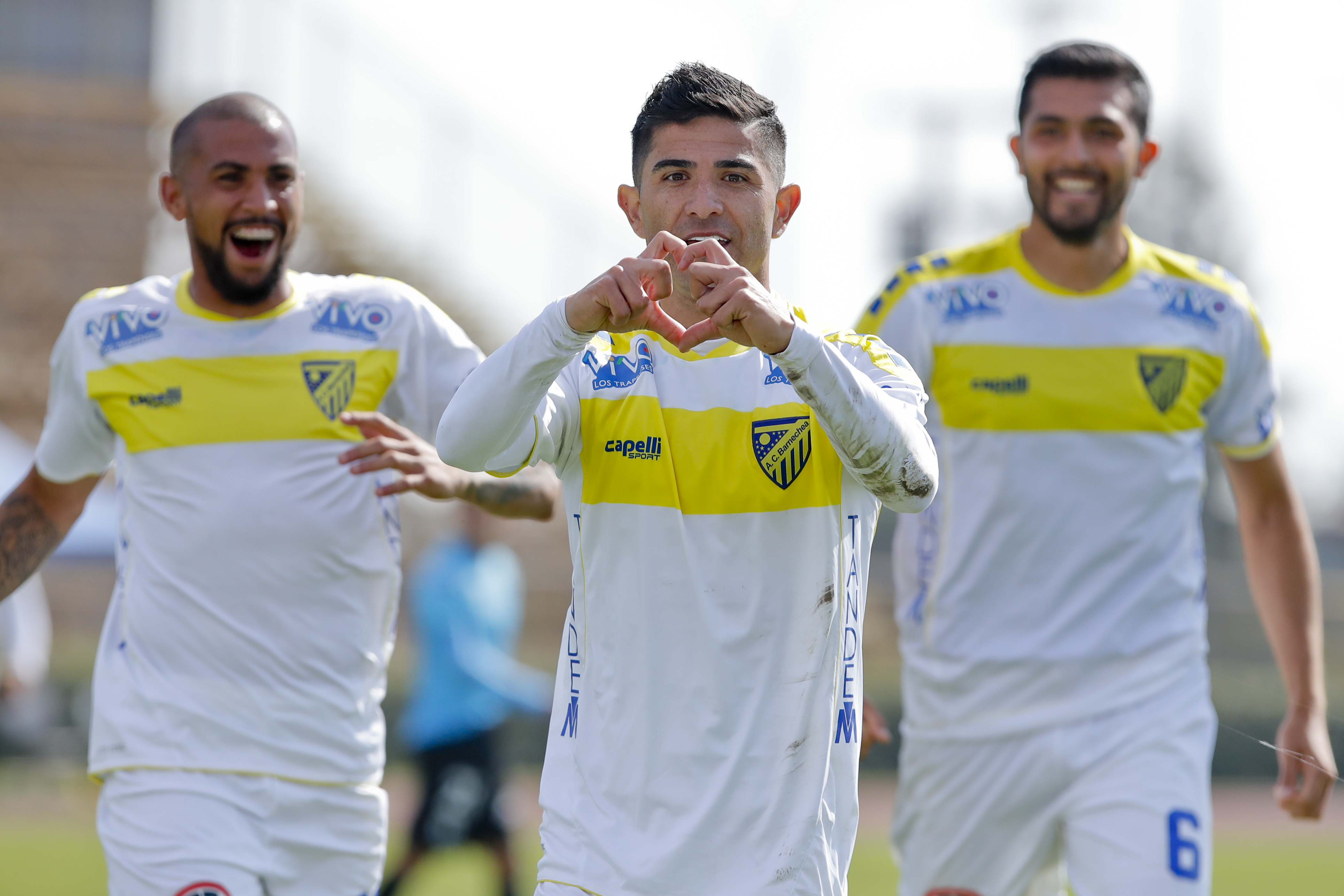 Felipe Flores celebra uno de los 11 goles que convirtió en Barnechea, este año. El delantero quiere volver a jugar en Primera.