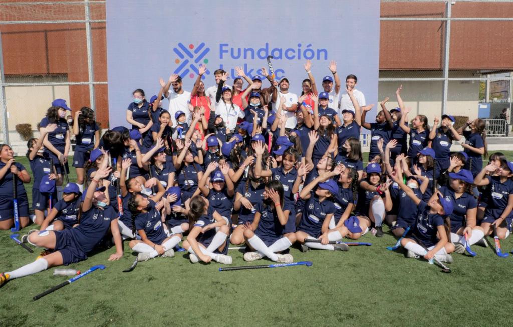 Estudiantes de la Fundación Luksic en su práctica de Hockey. Foto: Fundación Luksic.