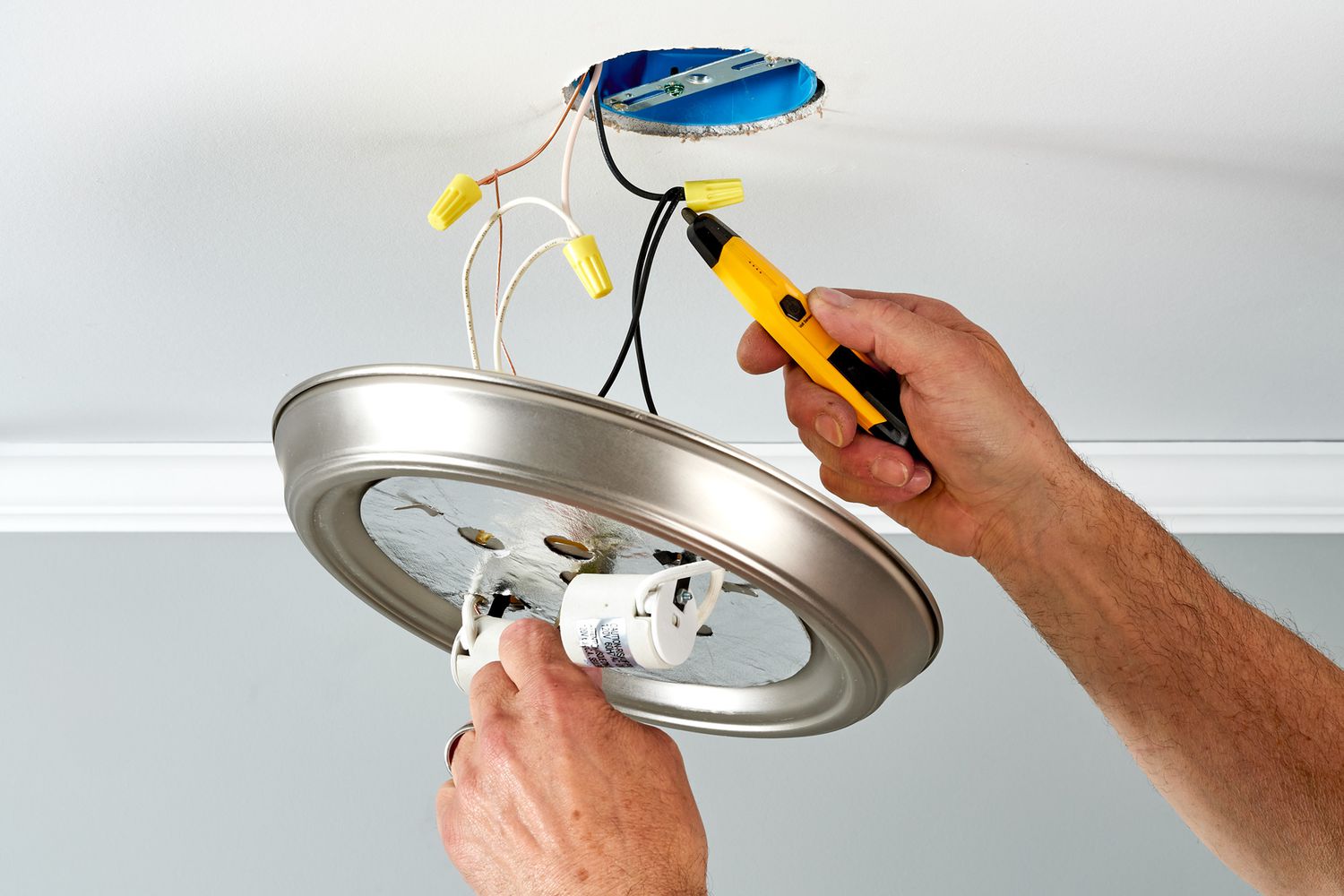 Cómo colgar una lámpara sin cables cuando no hay punto de luz