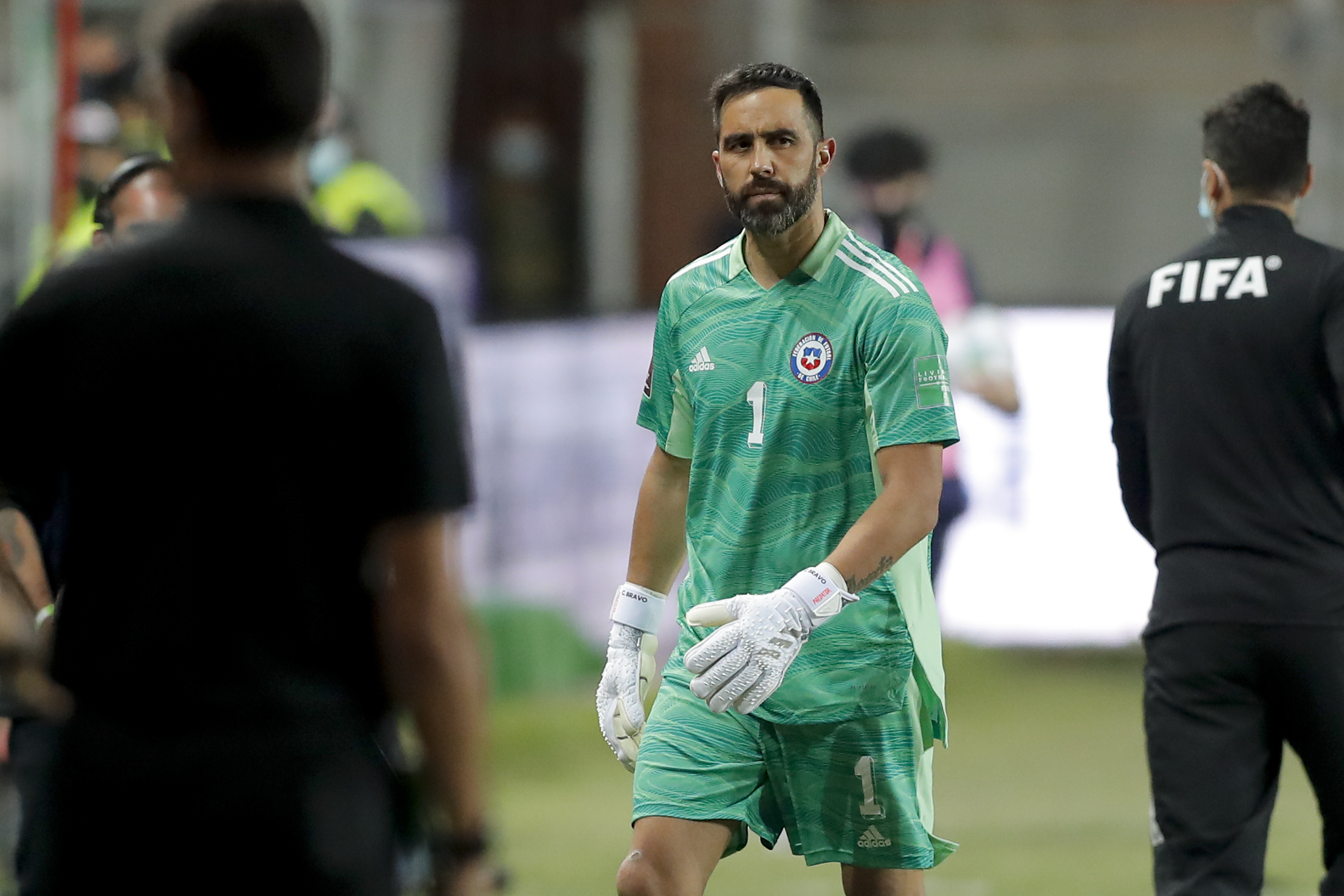 Claudio Bravo no tuvo una buena noche en Calamam ante Argentina.