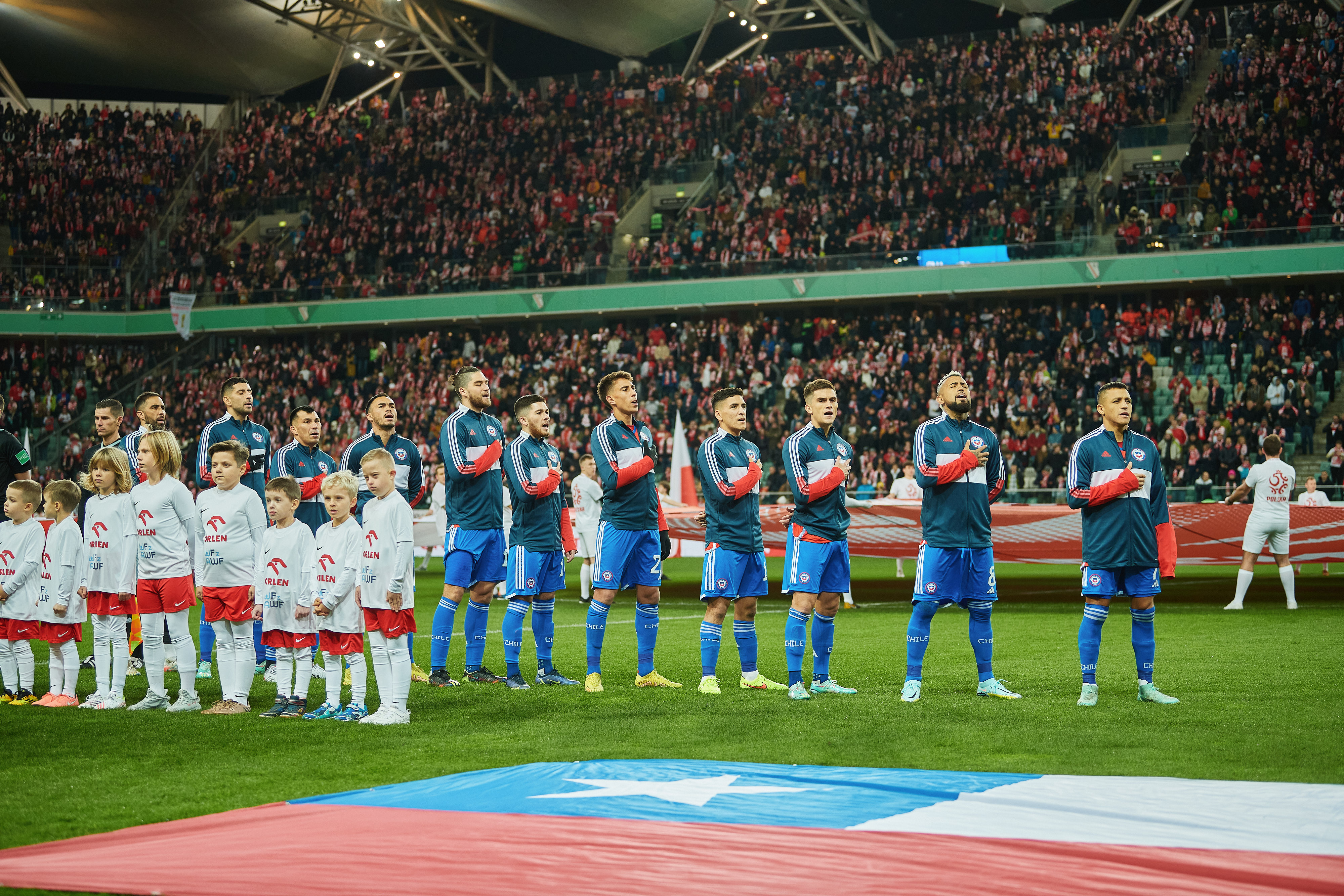 La Roja, con Bravo a la izquierda, entona el himno