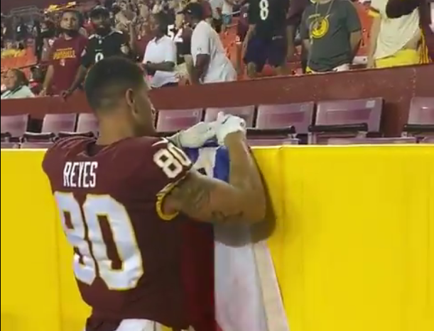 Reyes firma una bandera chilena a un hincha, tras disputar algunos minutos en el último partido de pretemporada del Washington. FOTO: captura de pantalla.