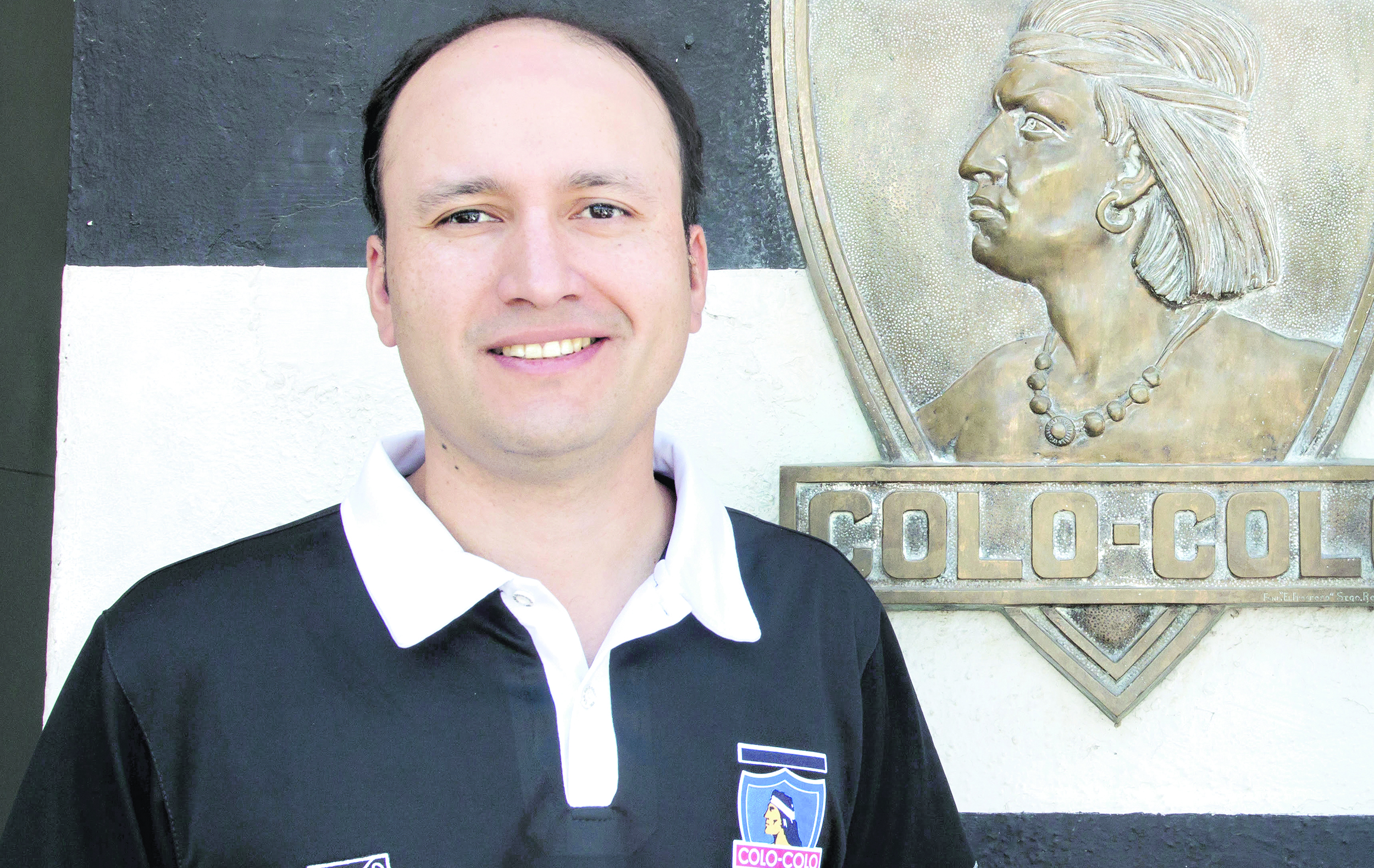 Edmundo Valladares posa junto a la insignia de Colo Colo. FOTO: Prensa CSD Colo Colo.