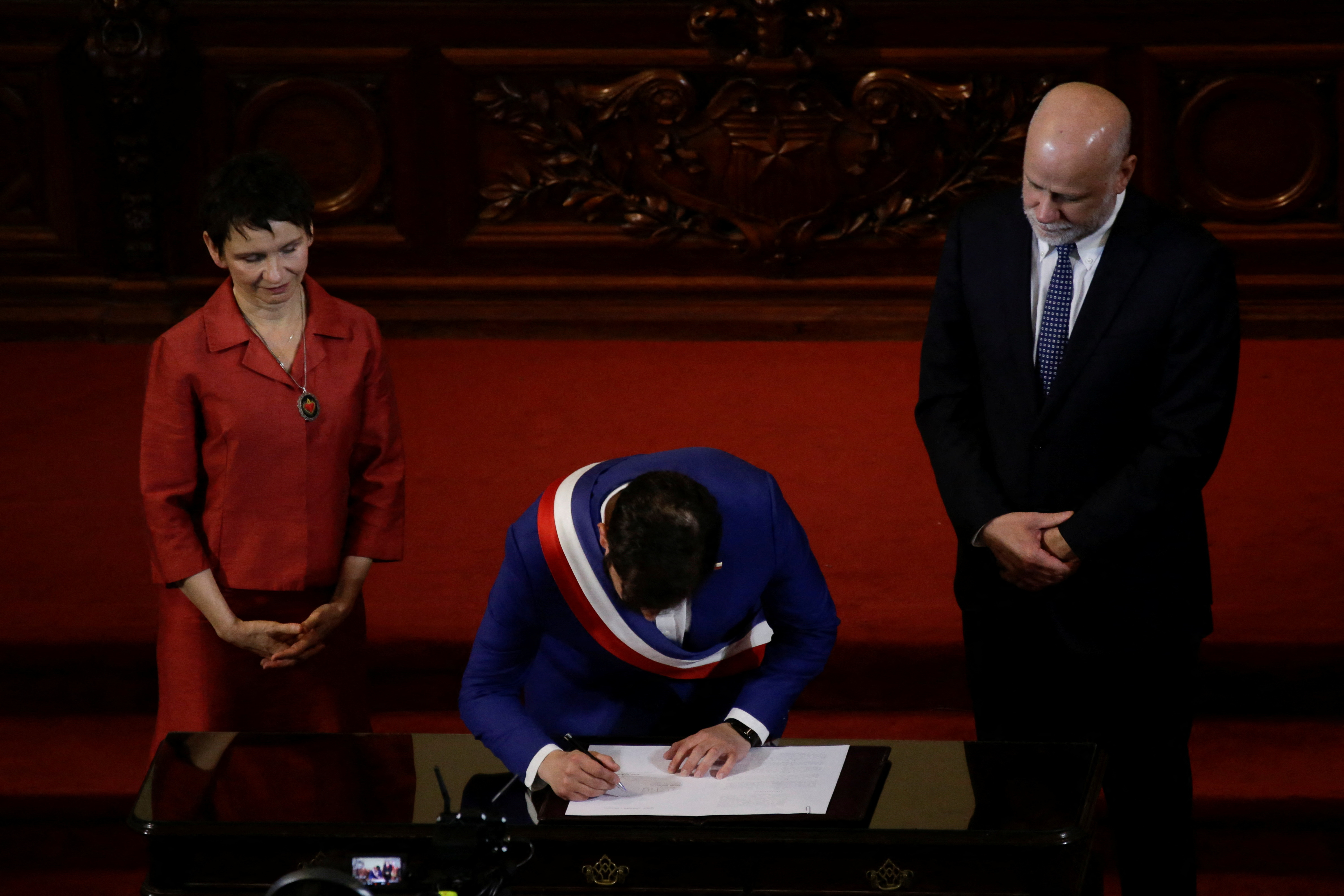 Presidente Gabriel Boric recibió la propuesta de Nueva Constitución -  Universidad de Chile