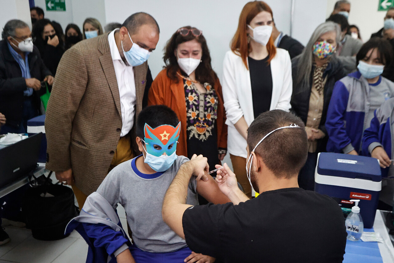 La ministra de Salud, Begoña Yarza, junto a la alcaldesa Emilia Ríos y el ministro de Educación, Marco Antonio Ávila, participa de la inauguración del nuevo vacunatorio comunal de la comuna de Ñuñoa.