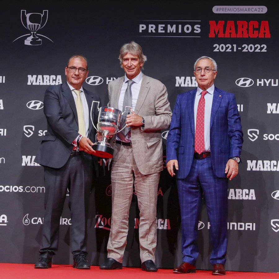 Manuel Pellegrini recibe el premio de Marca