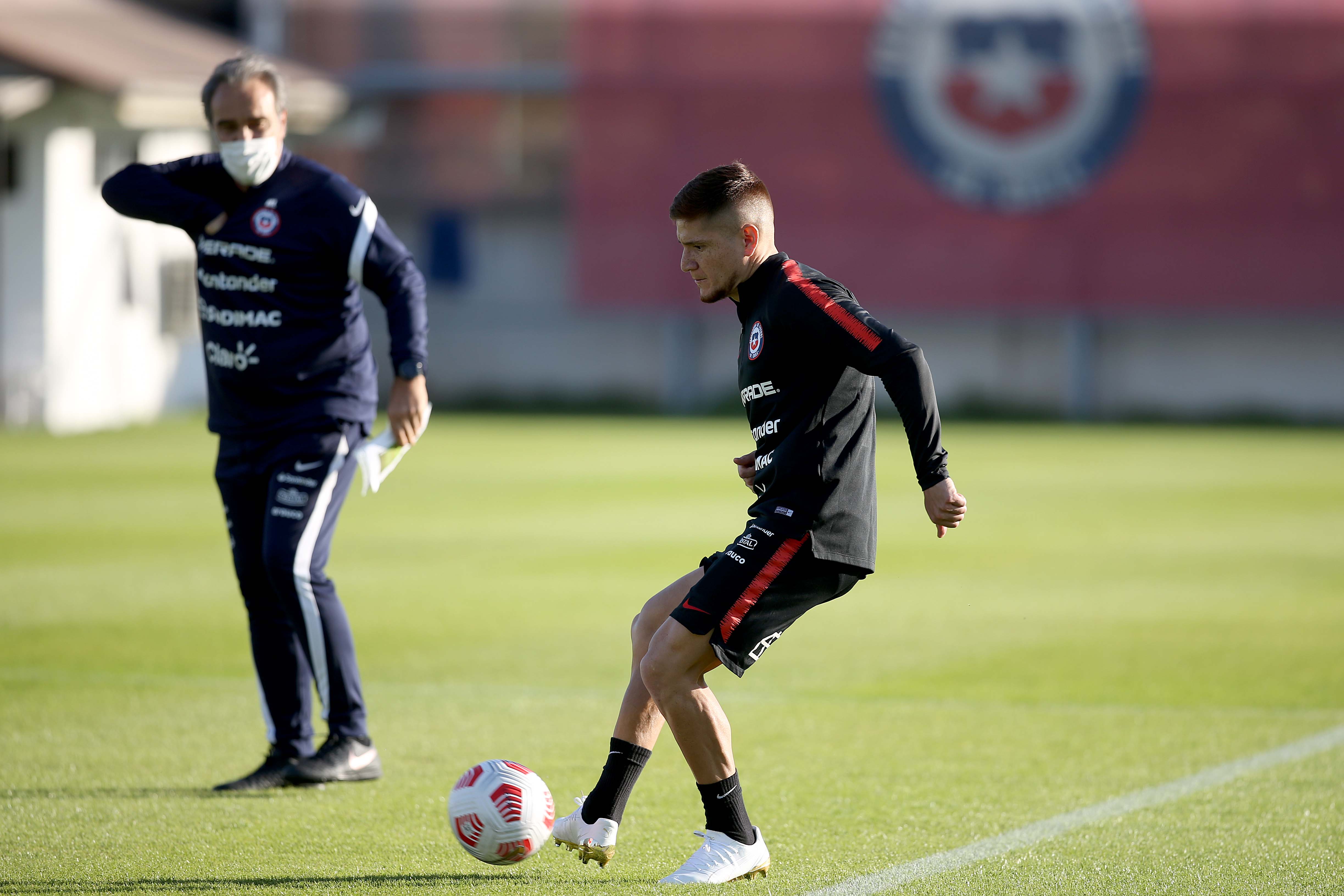 Leonardo Gil entrenó por primera vez con la selección chilena, en el primer día del segundo microciclo de Martín Lasarte, en Juan Pinto Durán.