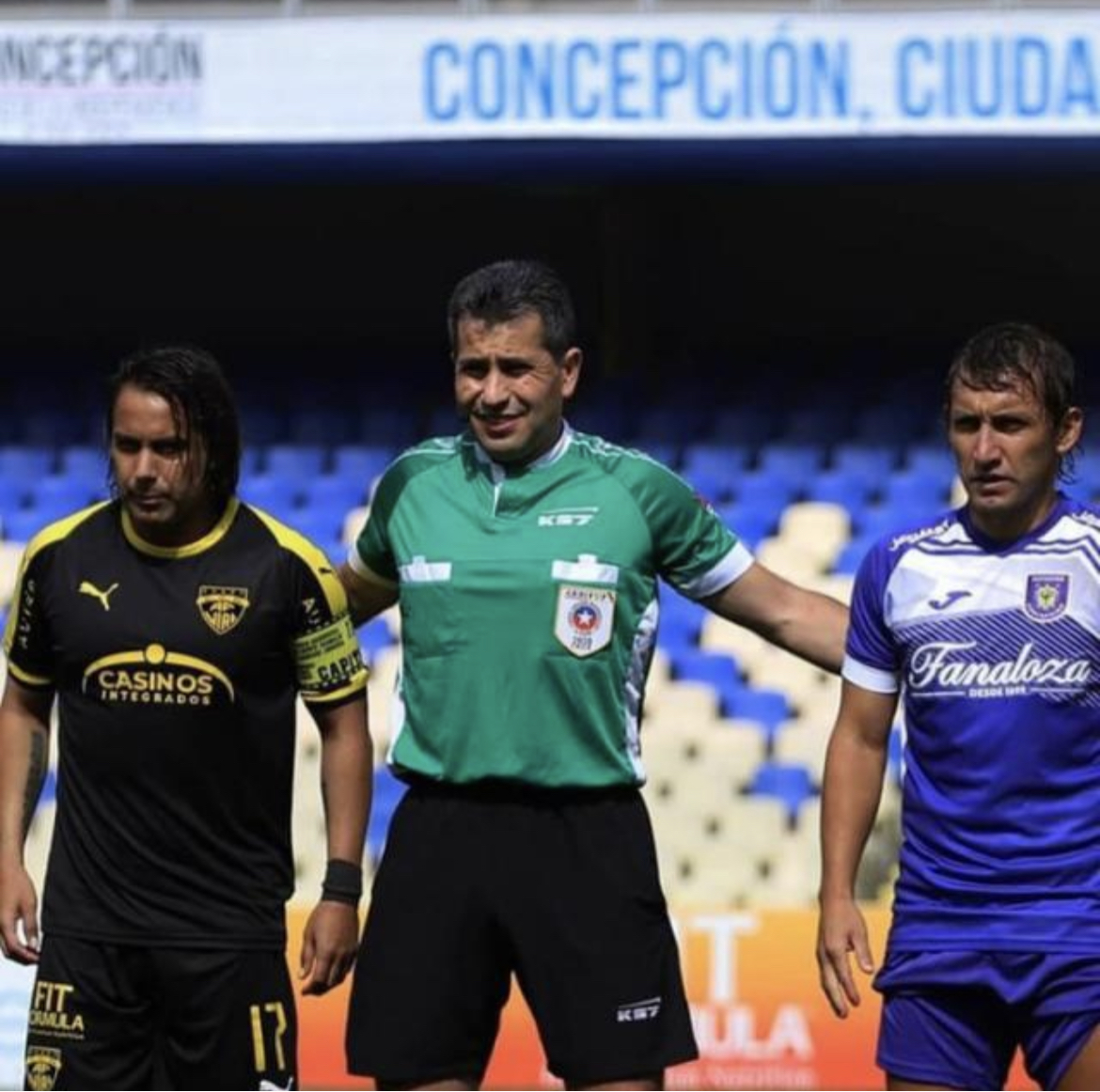 Claudio Aranda, junto a Arturo Sanhueza y Gabriel Vargas, en la antesala de un encuentro entre Fernández Vial y Deportes Concepción.