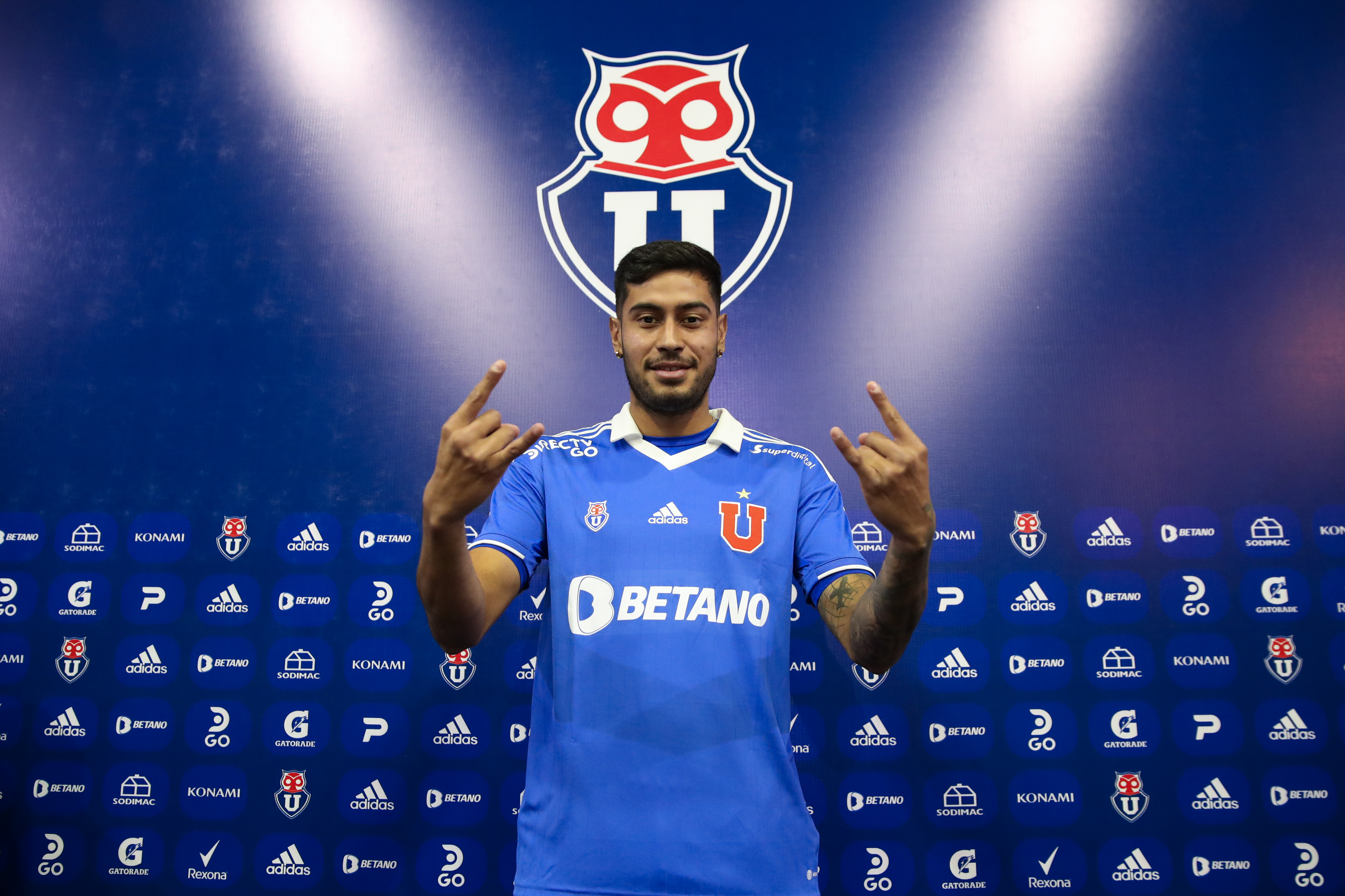 Emmanuel Ojeda, el nuevo refuerzo de Universidad de Chile, quiere romper la maldición azul en el Superclásico. Foto: Gentileza Universidad de Chile.