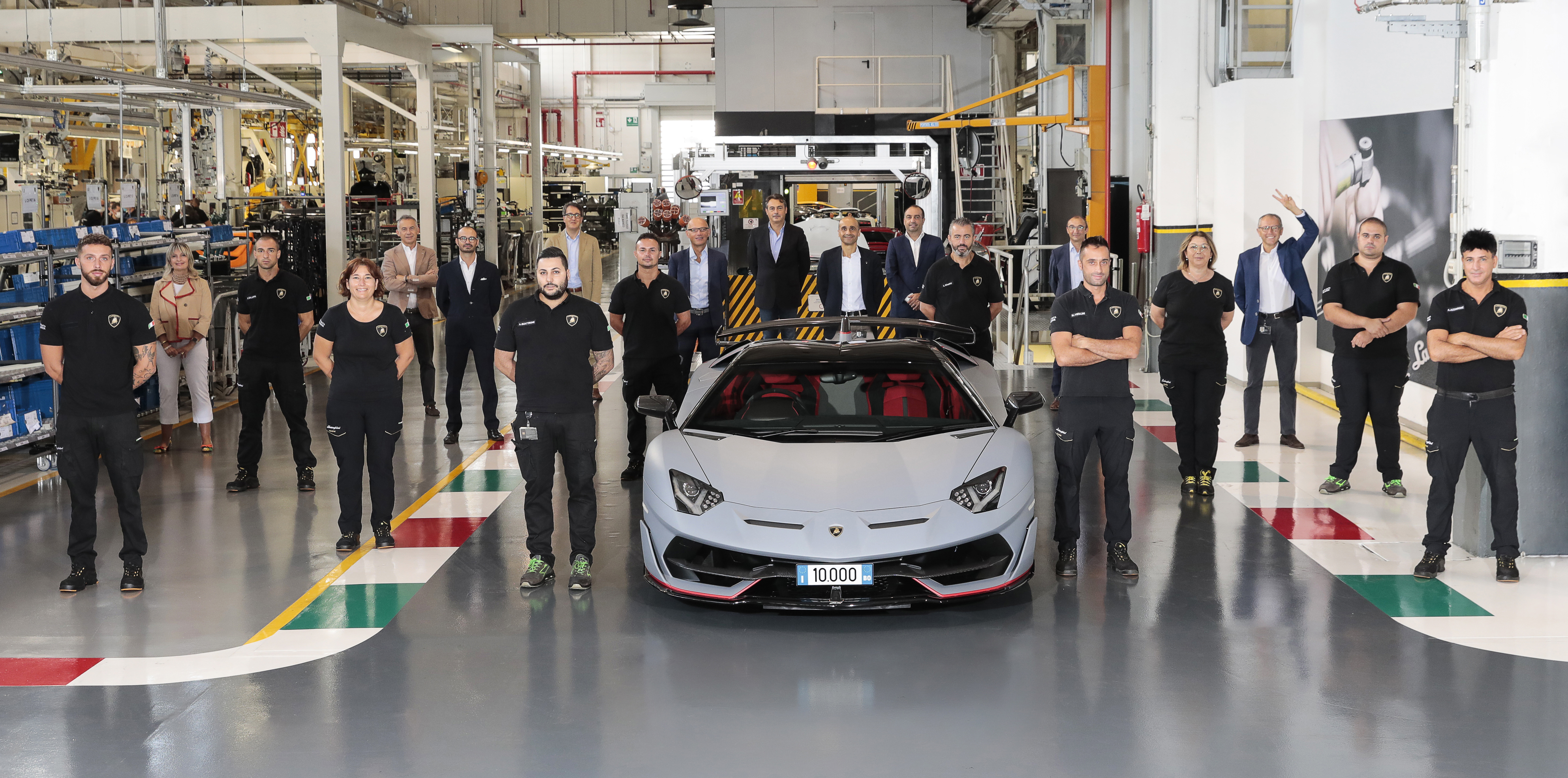 Inflan el pecho en Lamborghini: se fabricó el Aventador número 10 mil - La  Tercera