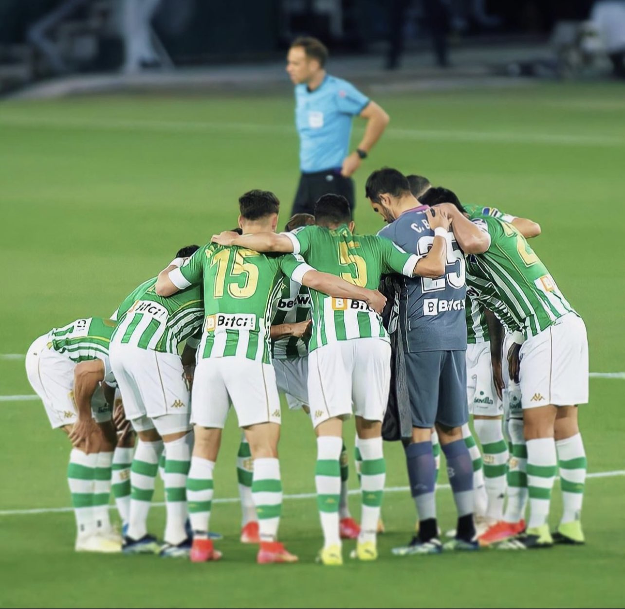 Claudio Bravo, en la arenga previa al choque entre el Betis y el Atlético de Madrid.