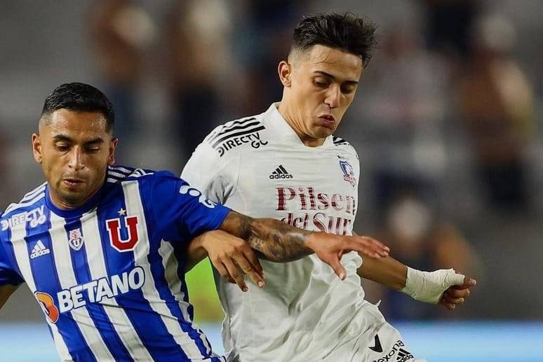 Gustavo Quinteros está preocupado por el futuro de Pablo Solari en Colo Colo. En la foto, el argentino aparece marcando a Andía en el Superclásico jugado en La Plata.